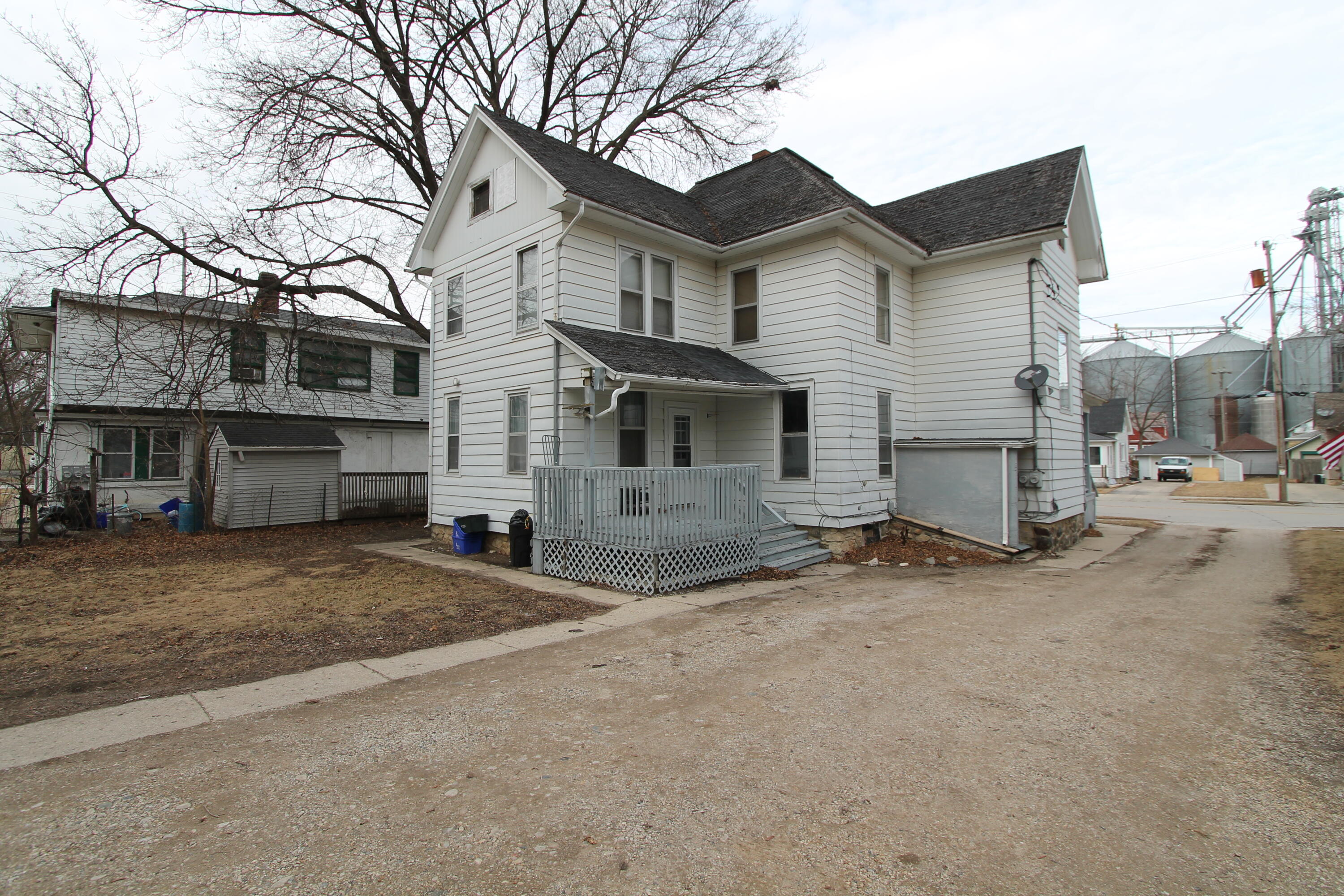 241 W Chestnut St, 243