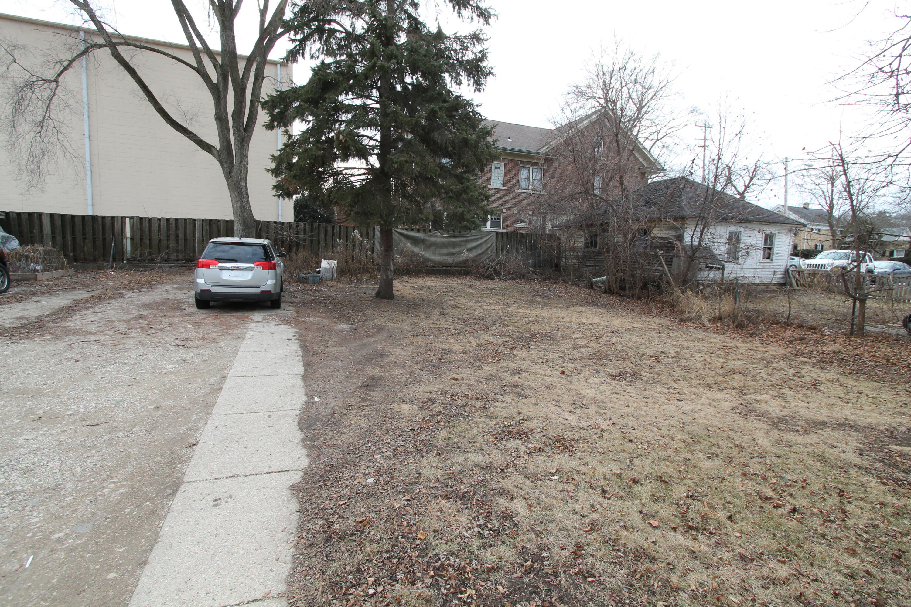 241 W Chestnut St, 243