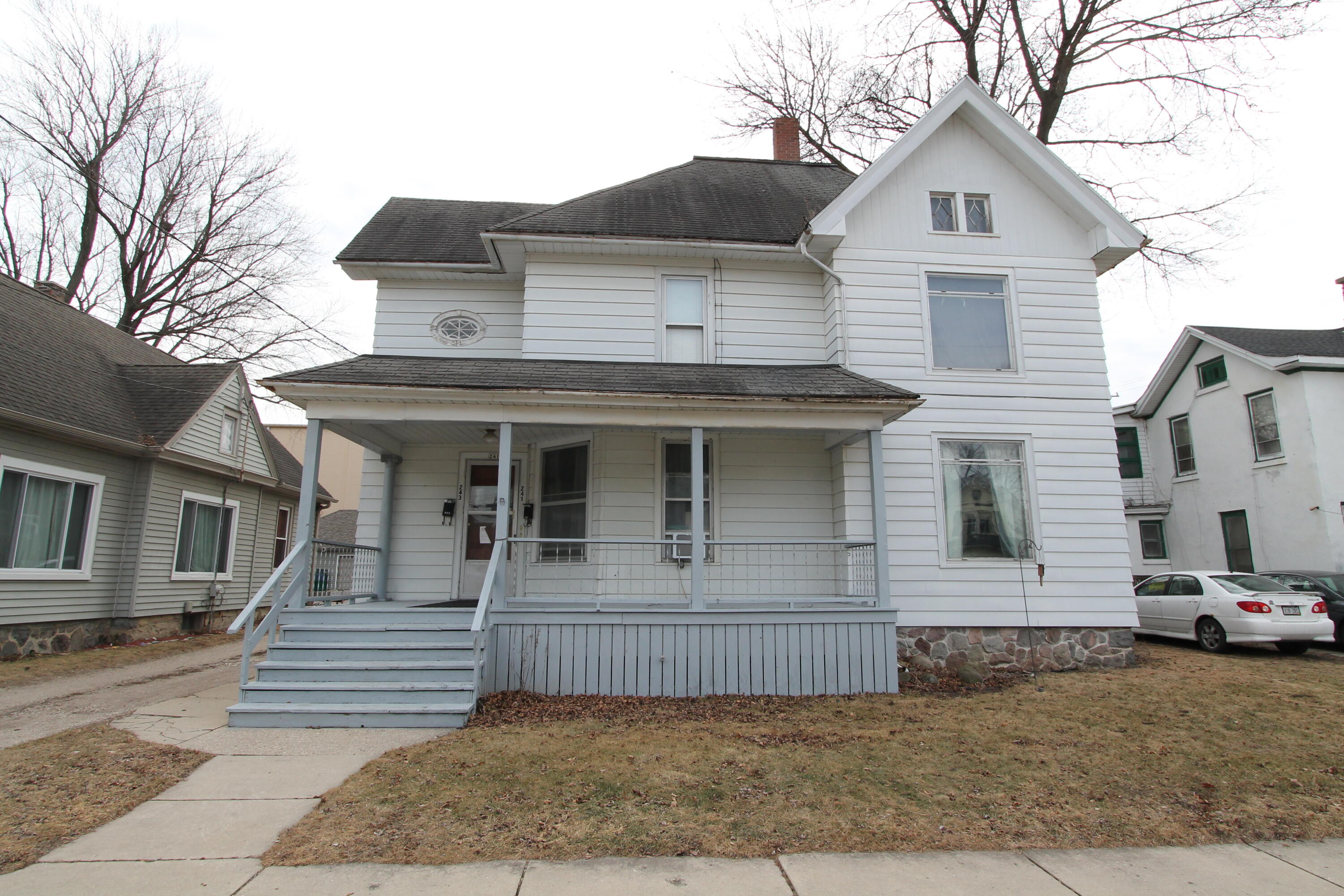 241 W Chestnut St, 243