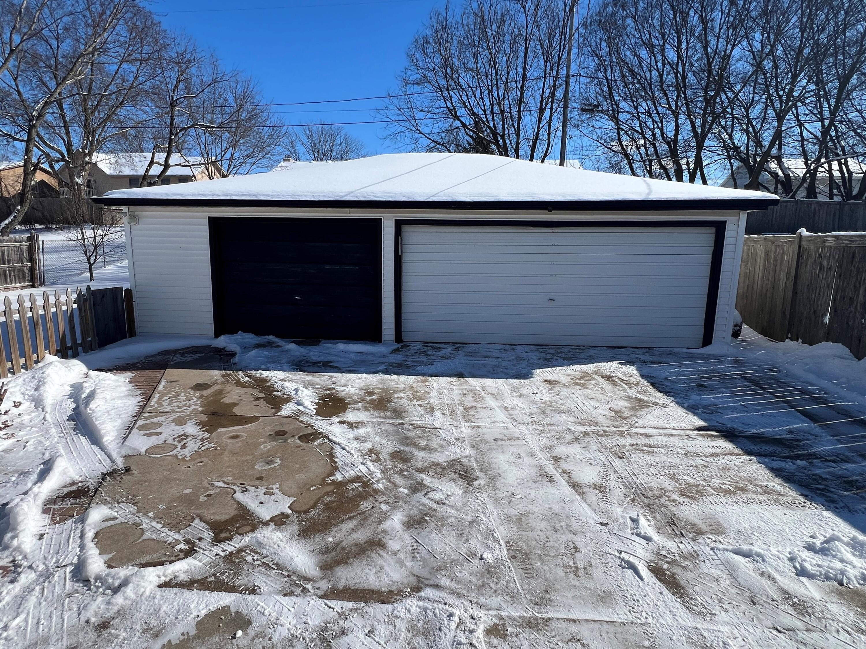 172 Clover Dr, Burlington