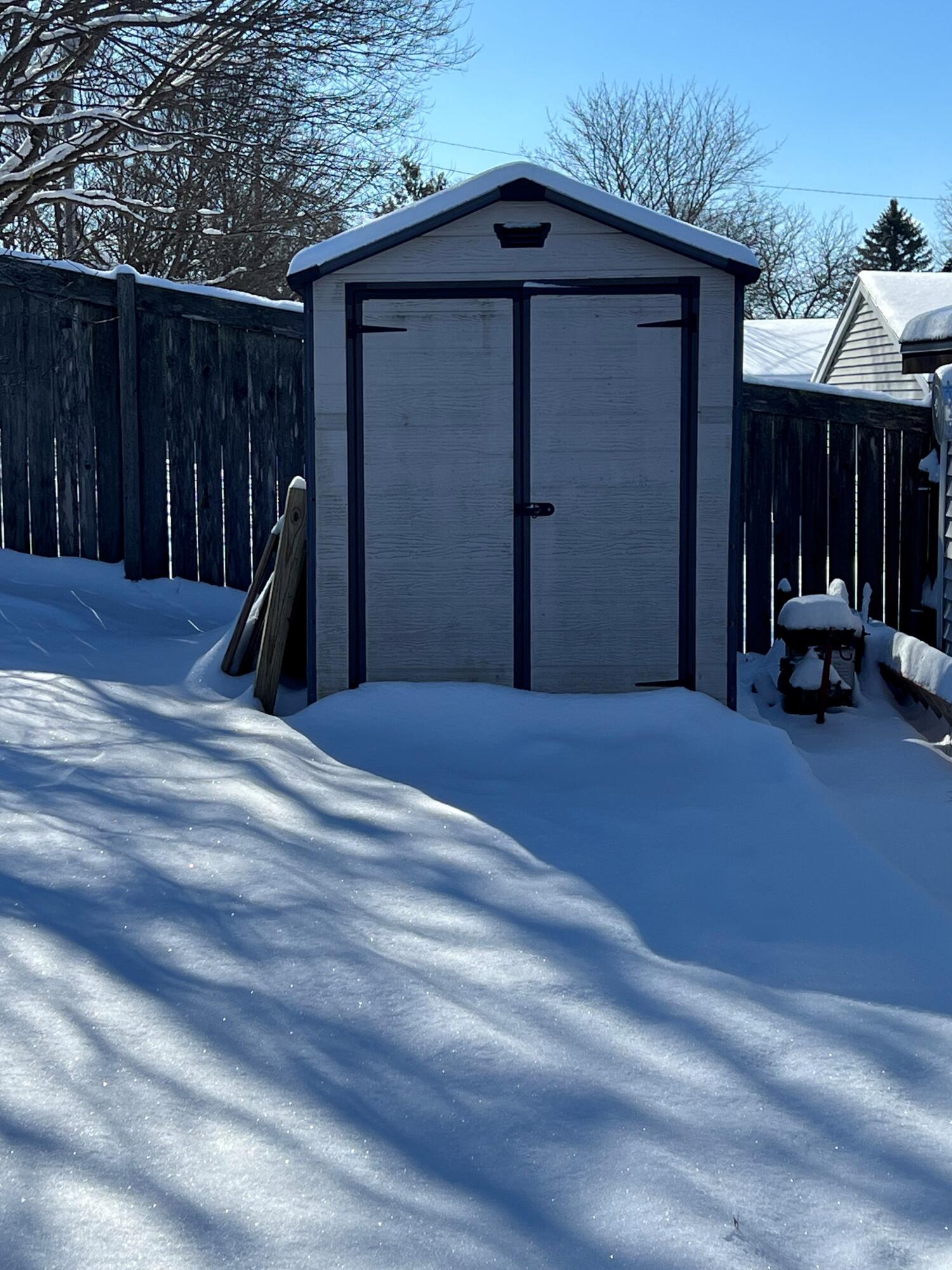 172 Clover Dr, Burlington