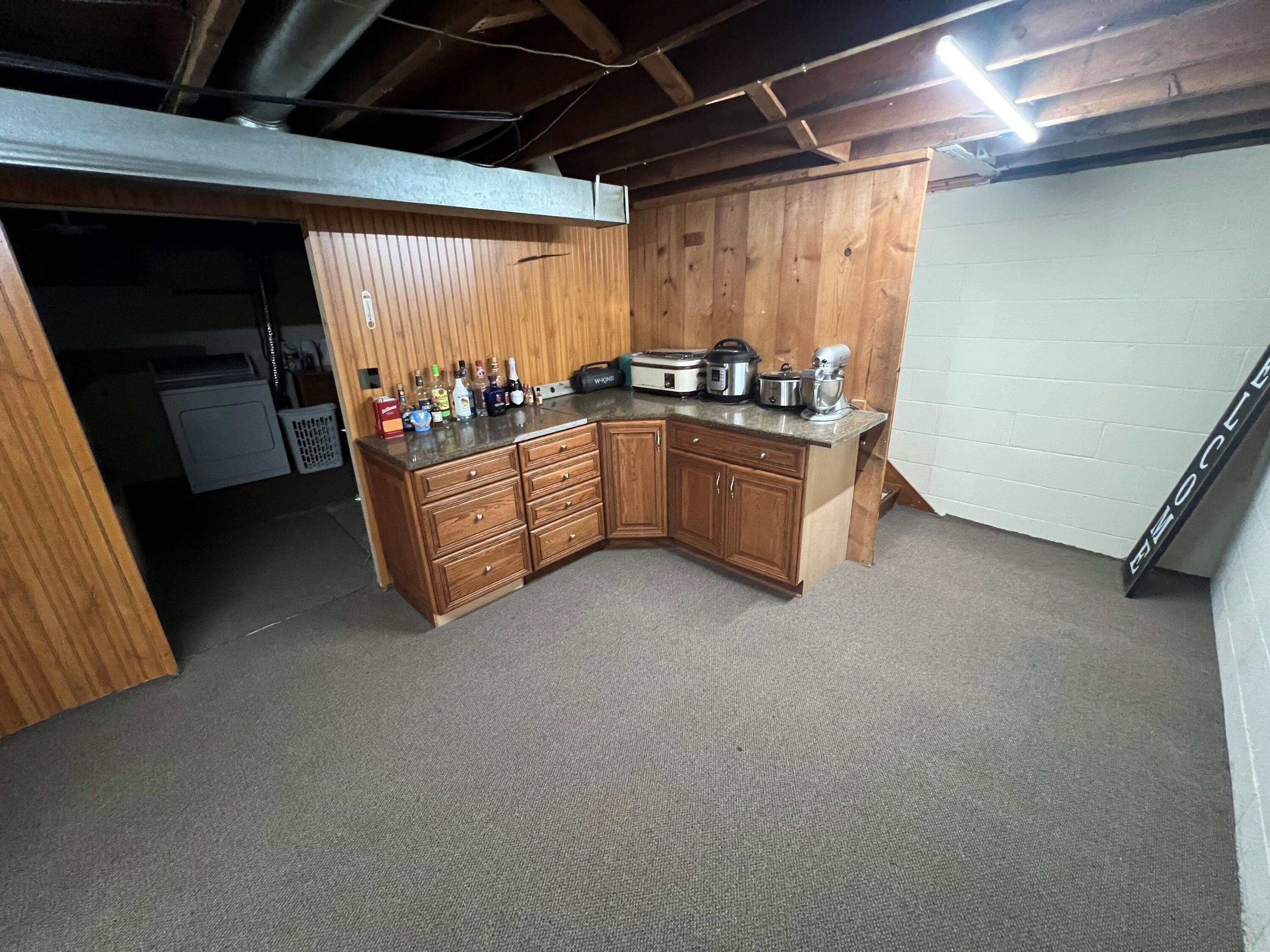 172 Clover Dr, Burlington
