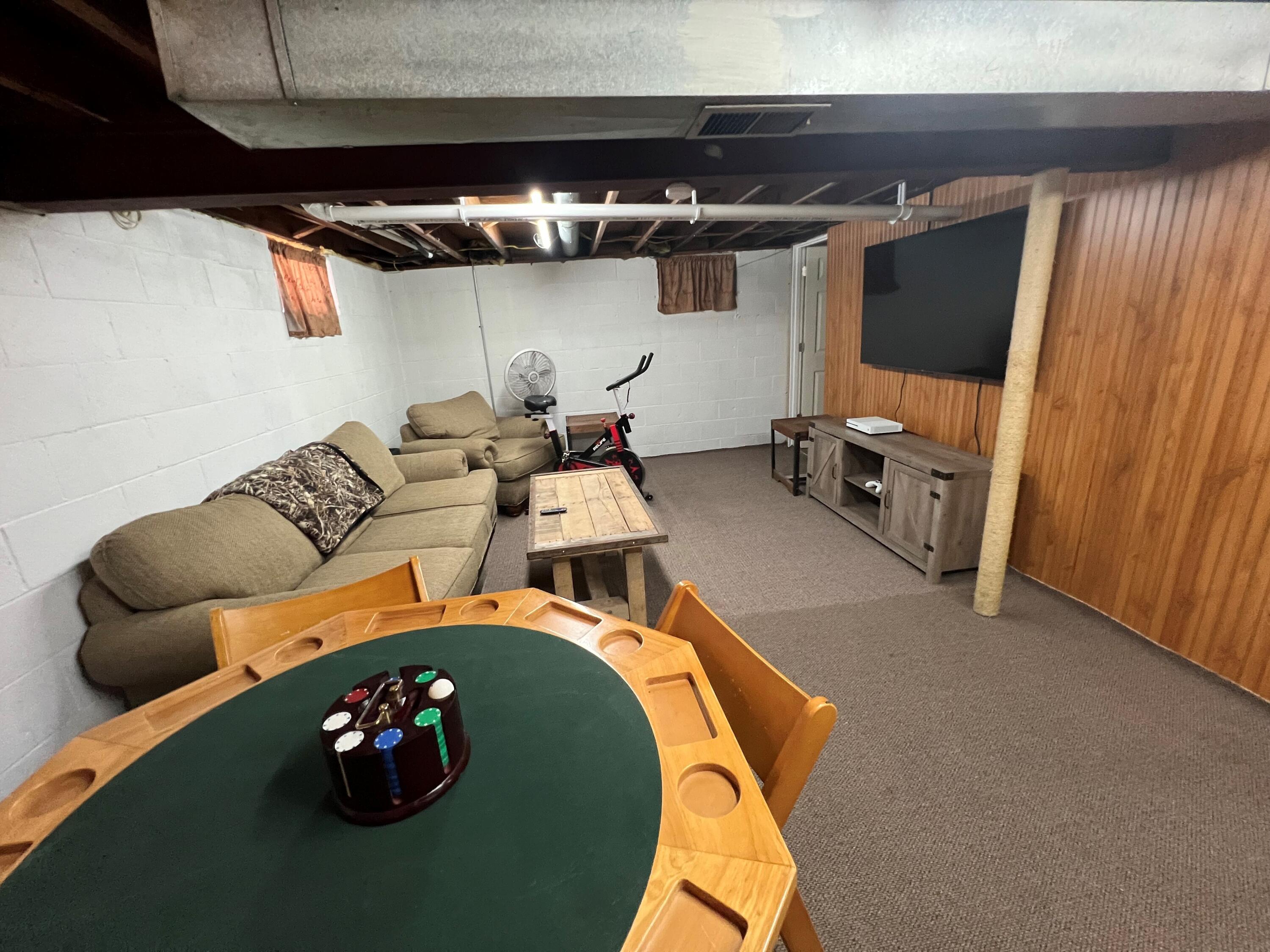172 Clover Dr, Burlington