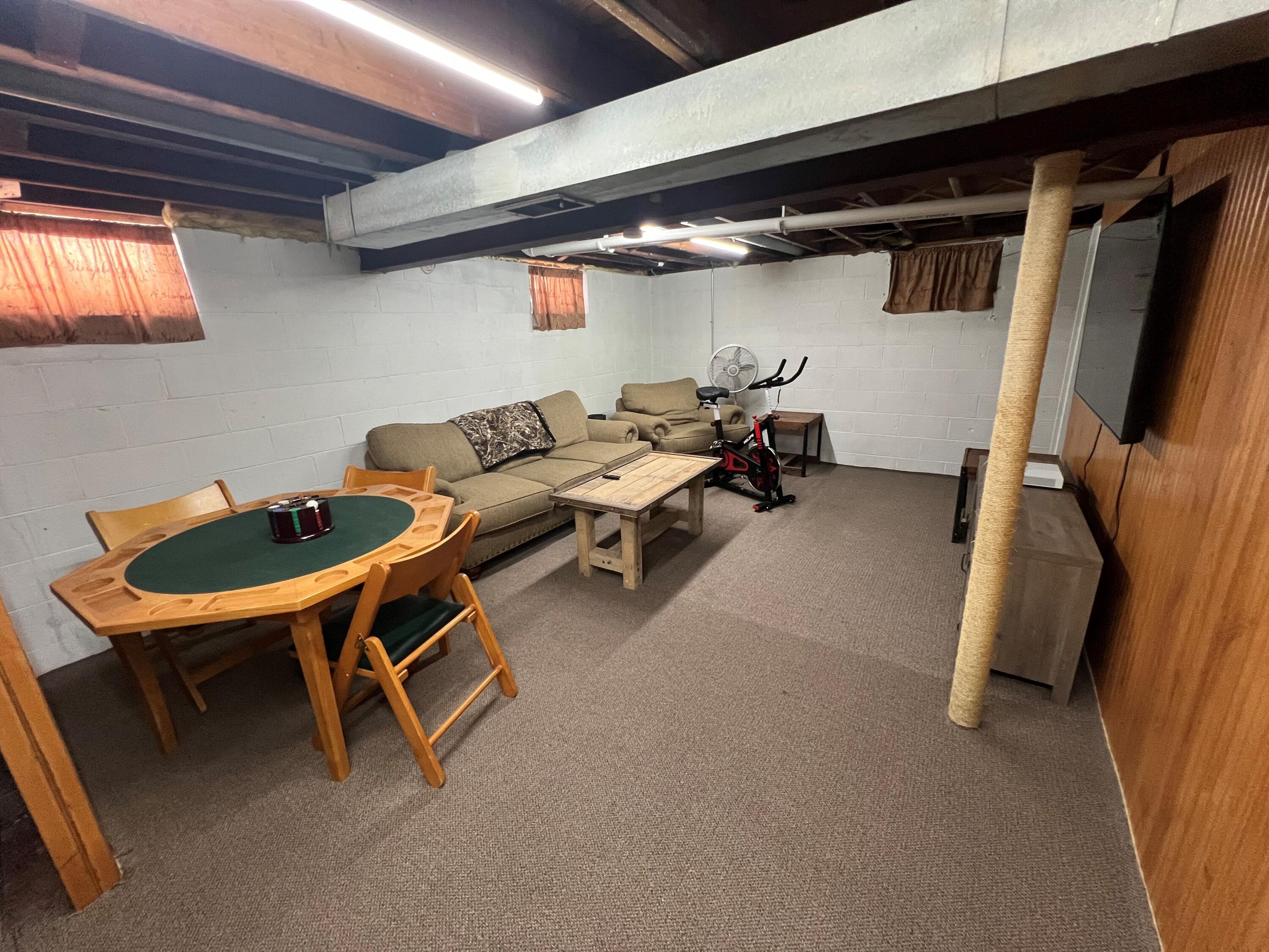 172 Clover Dr, Burlington