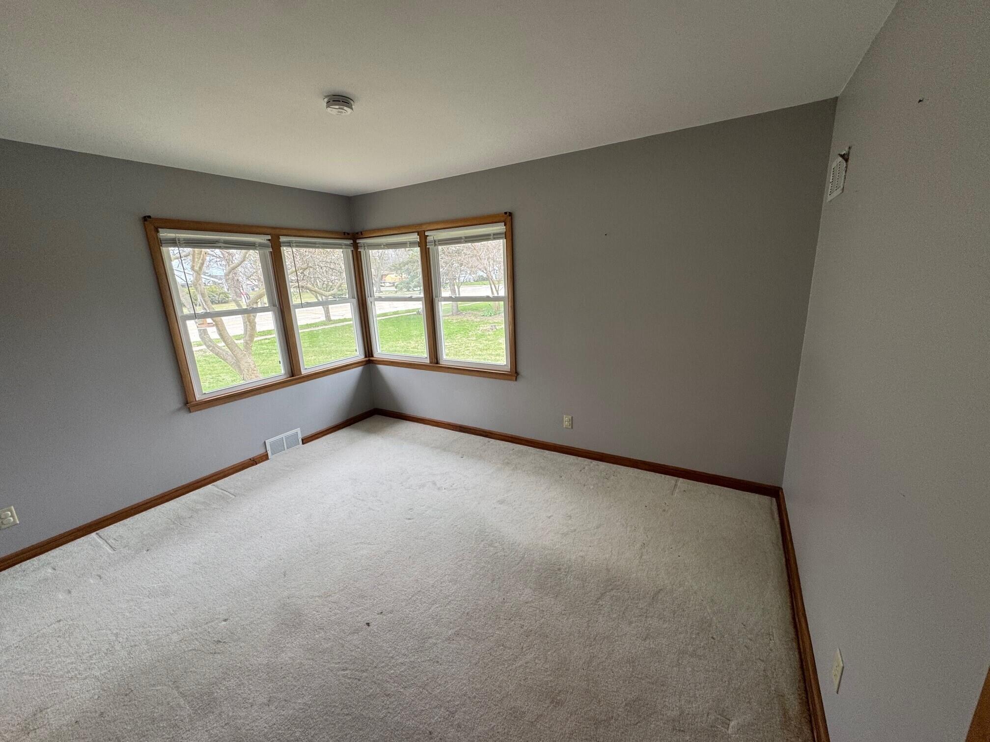 704 E Main St, Waterford