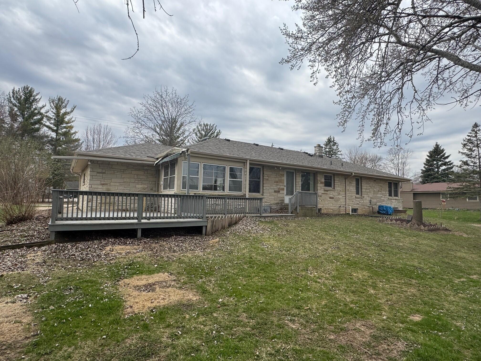704 E Main St, Waterford