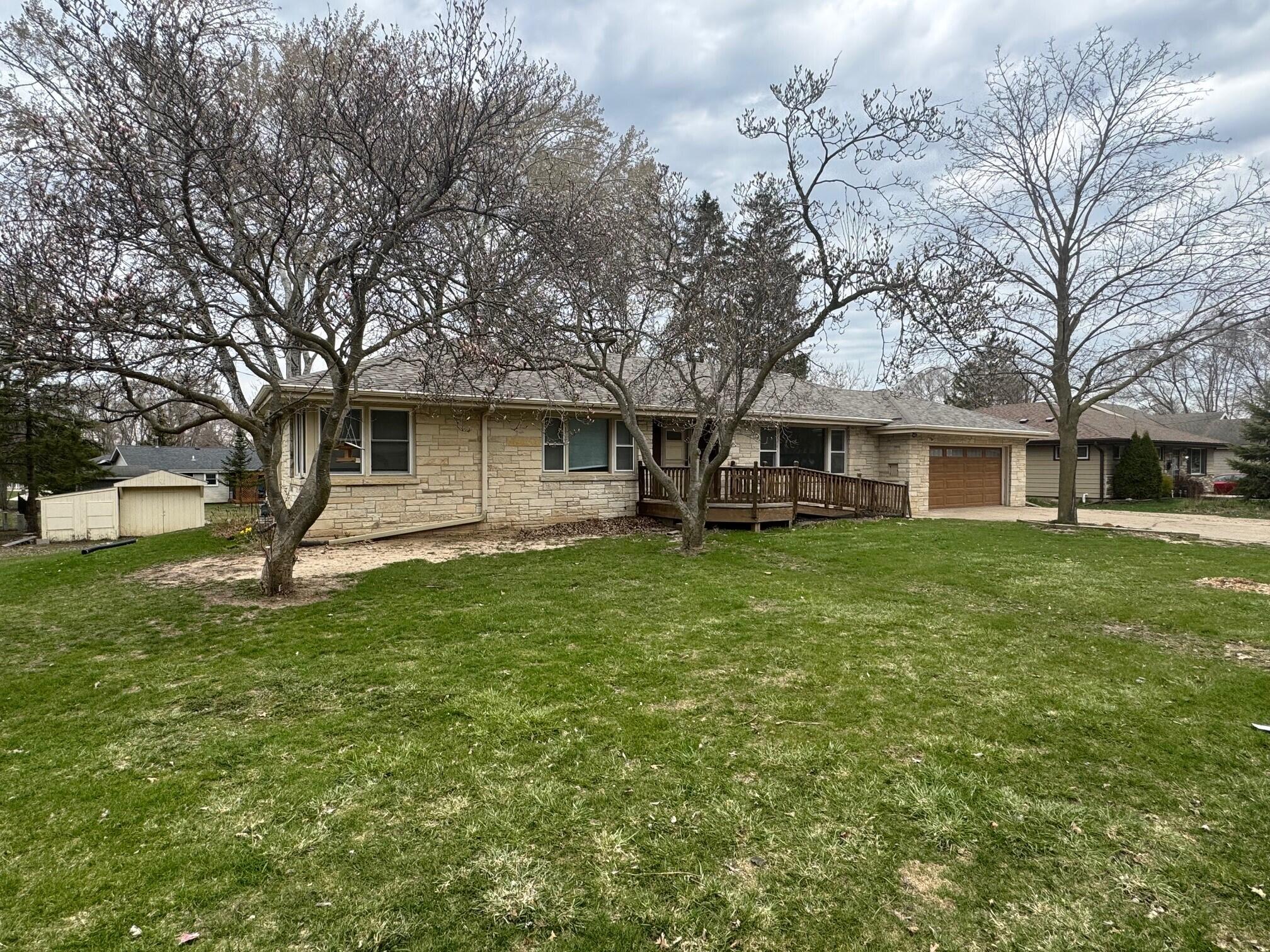 704 E Main St, Waterford