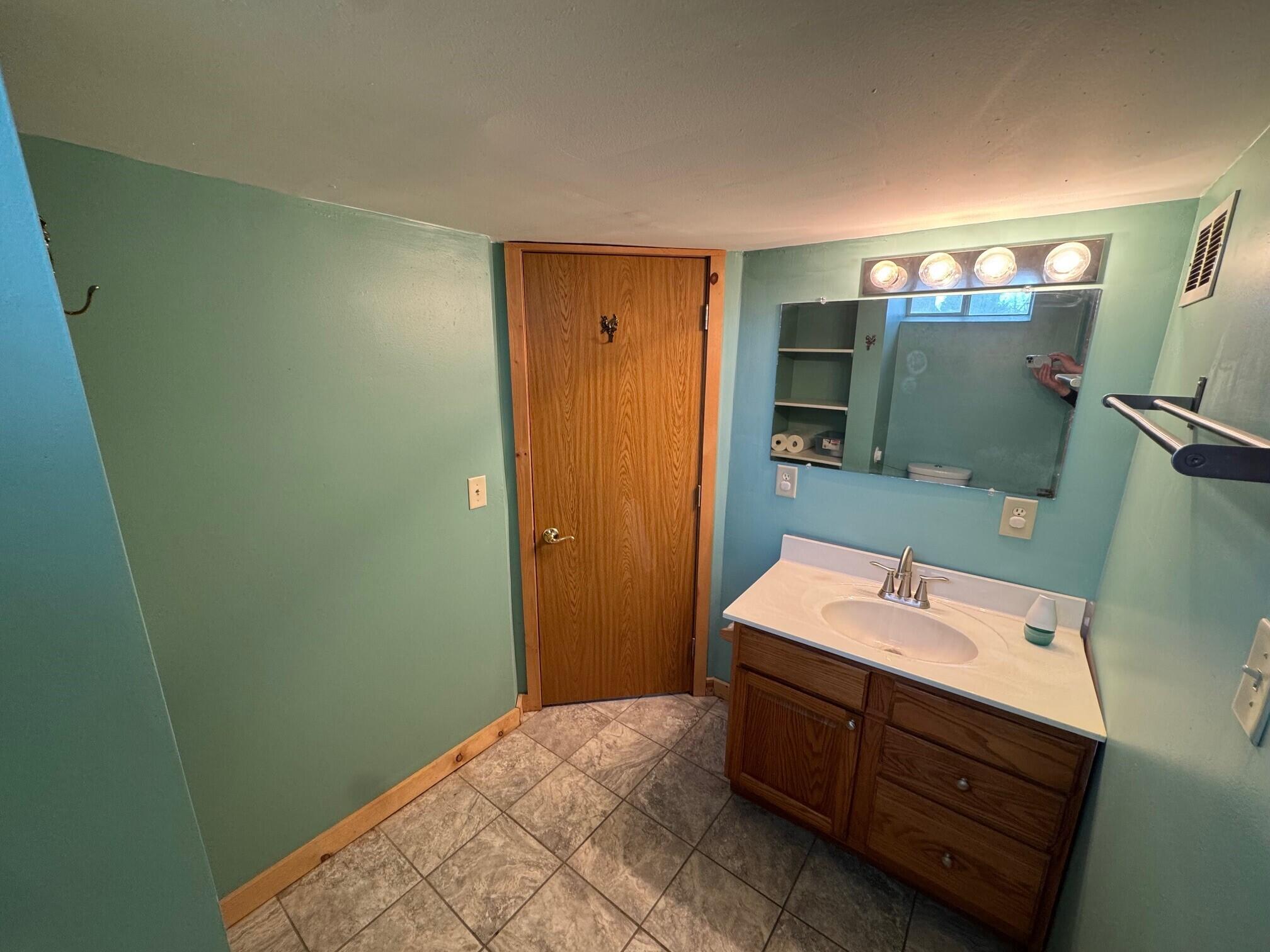 704 E Main St, Waterford