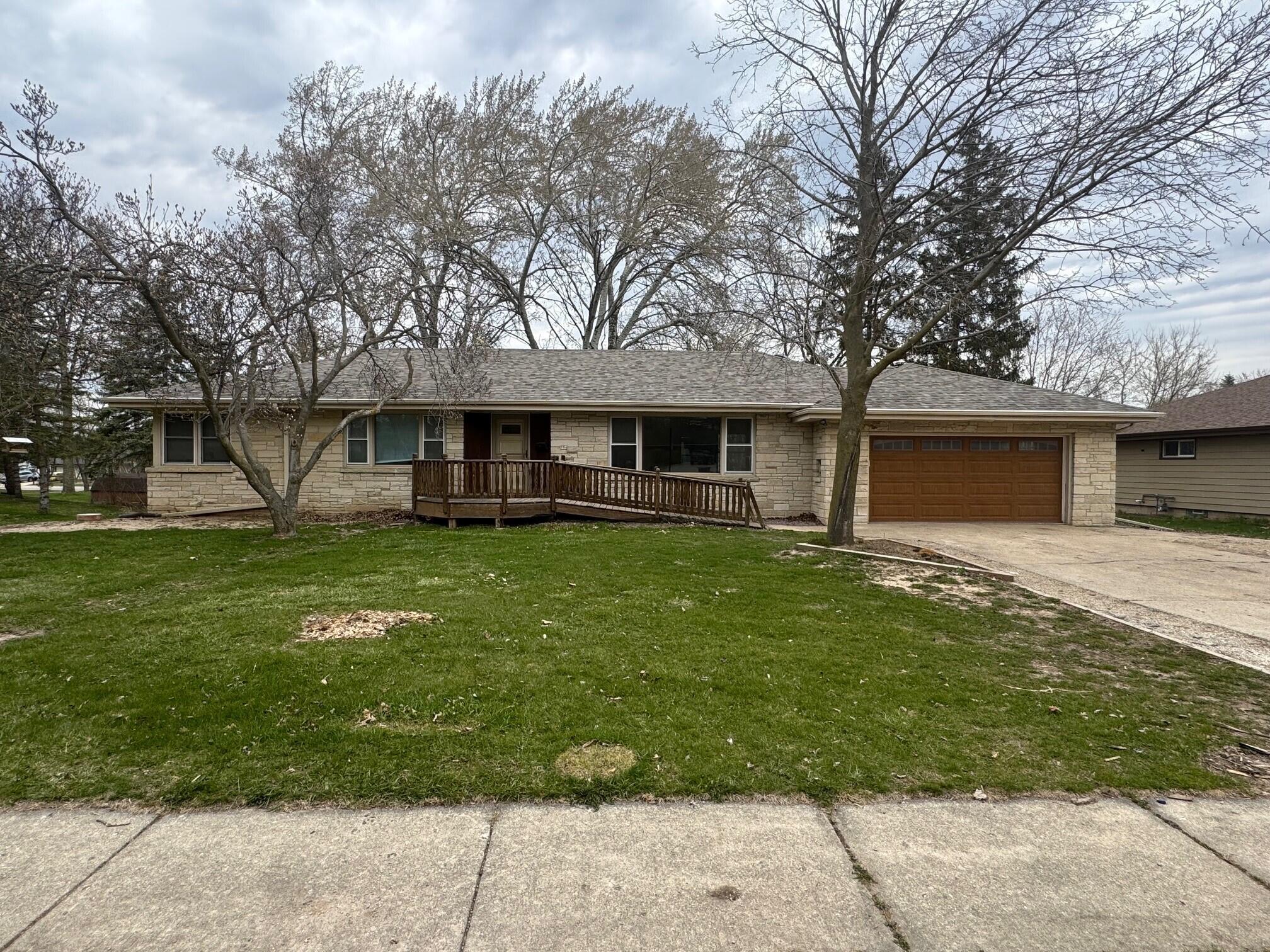 704 E Main St, Waterford