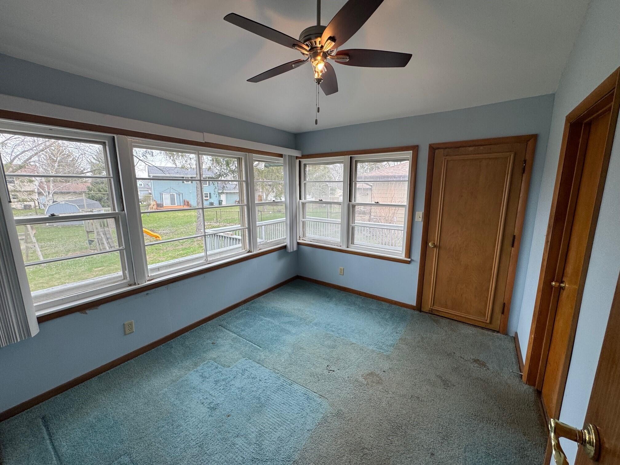 704 E Main St, Waterford