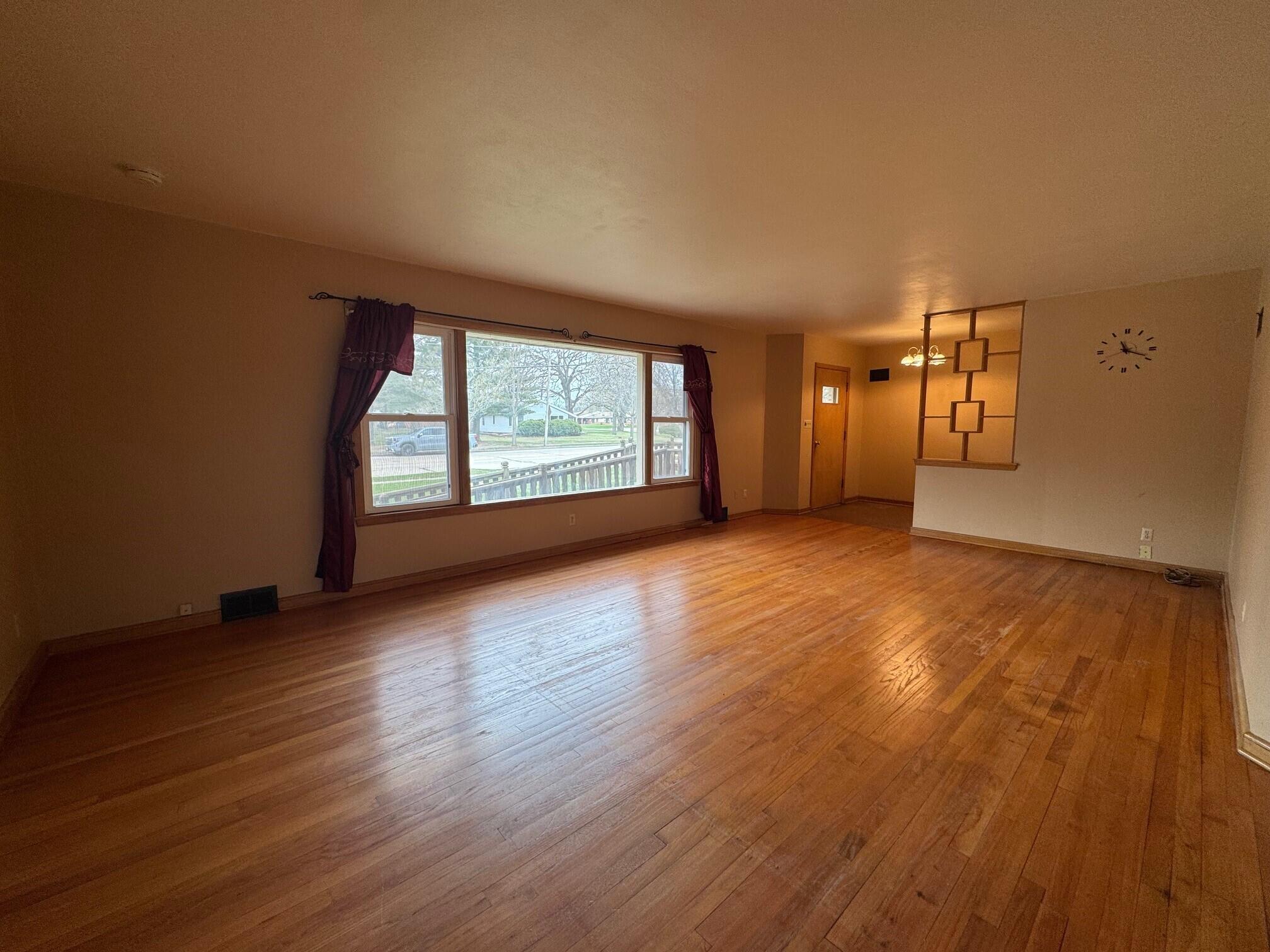 704 E Main St, Waterford