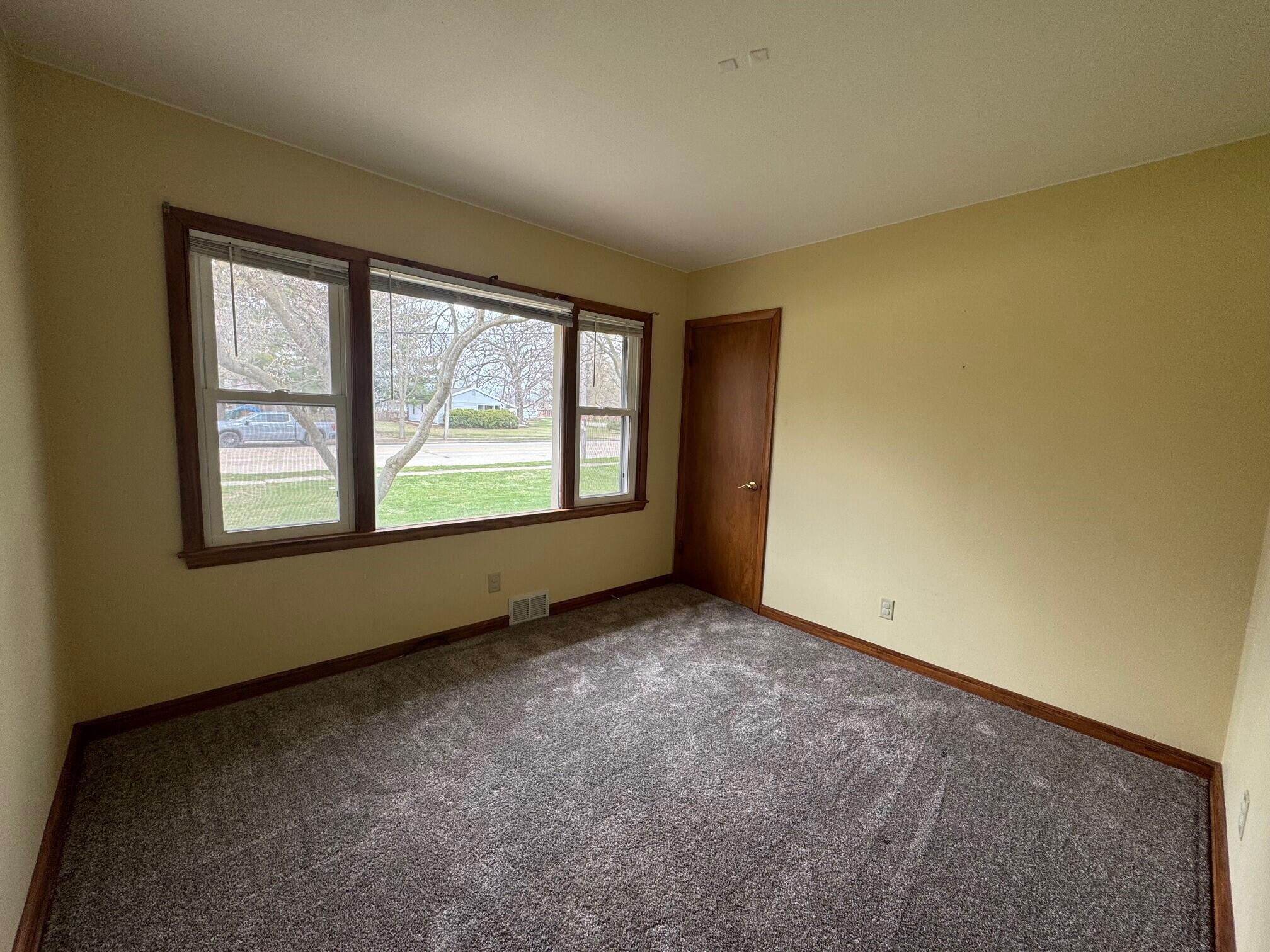 704 E Main St, Waterford
