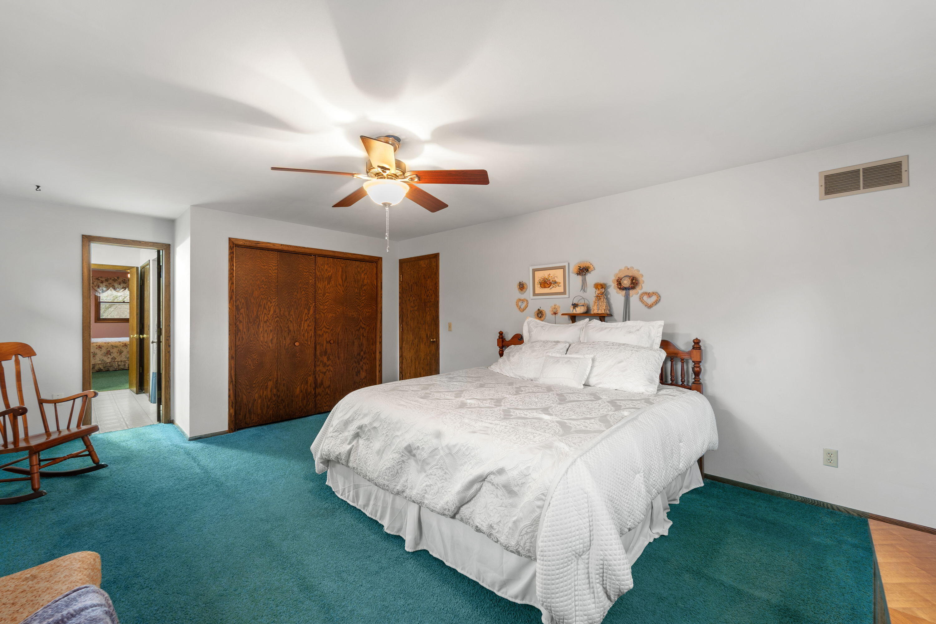 356 Robins Run, Burlington