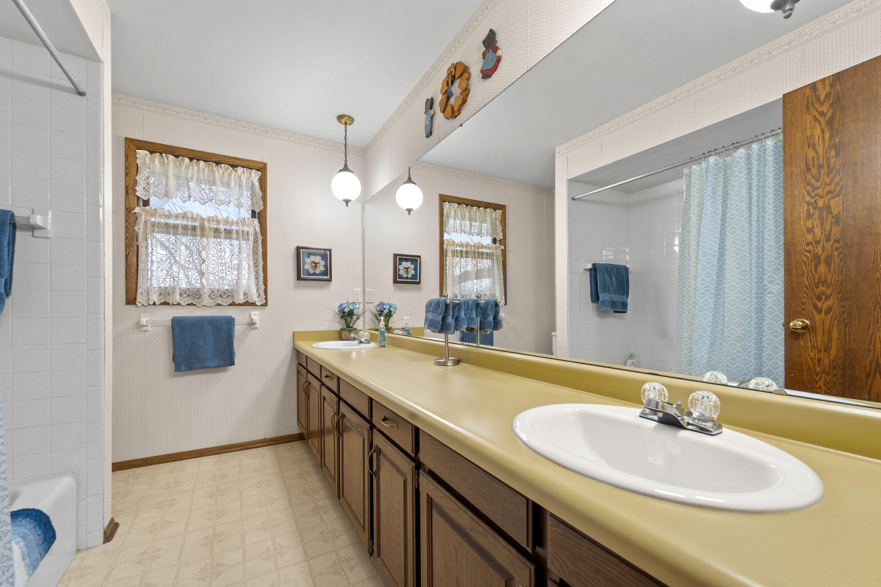 356 Robins Run, Burlington