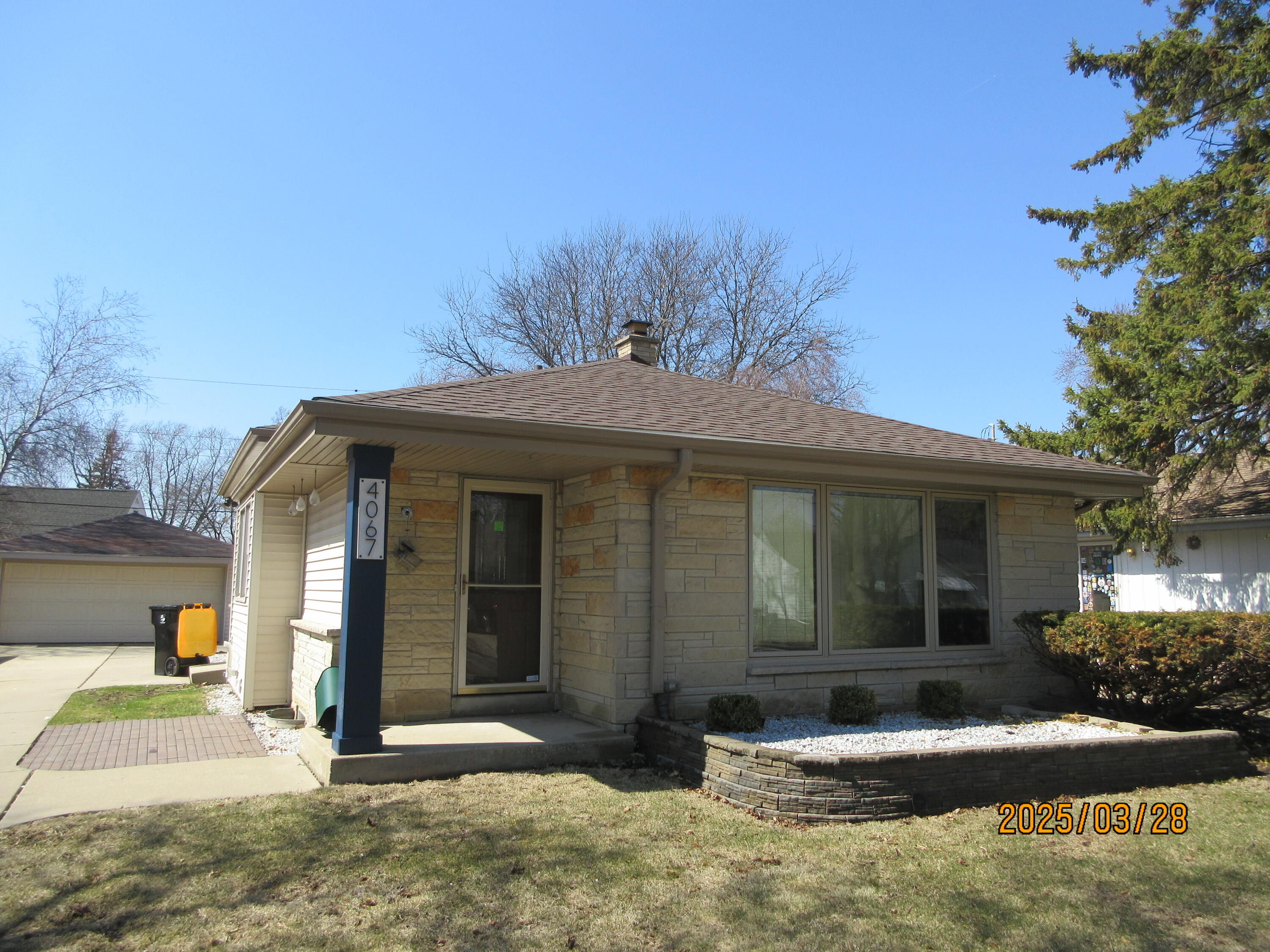 4067 N 98th St, Wauwatosa
