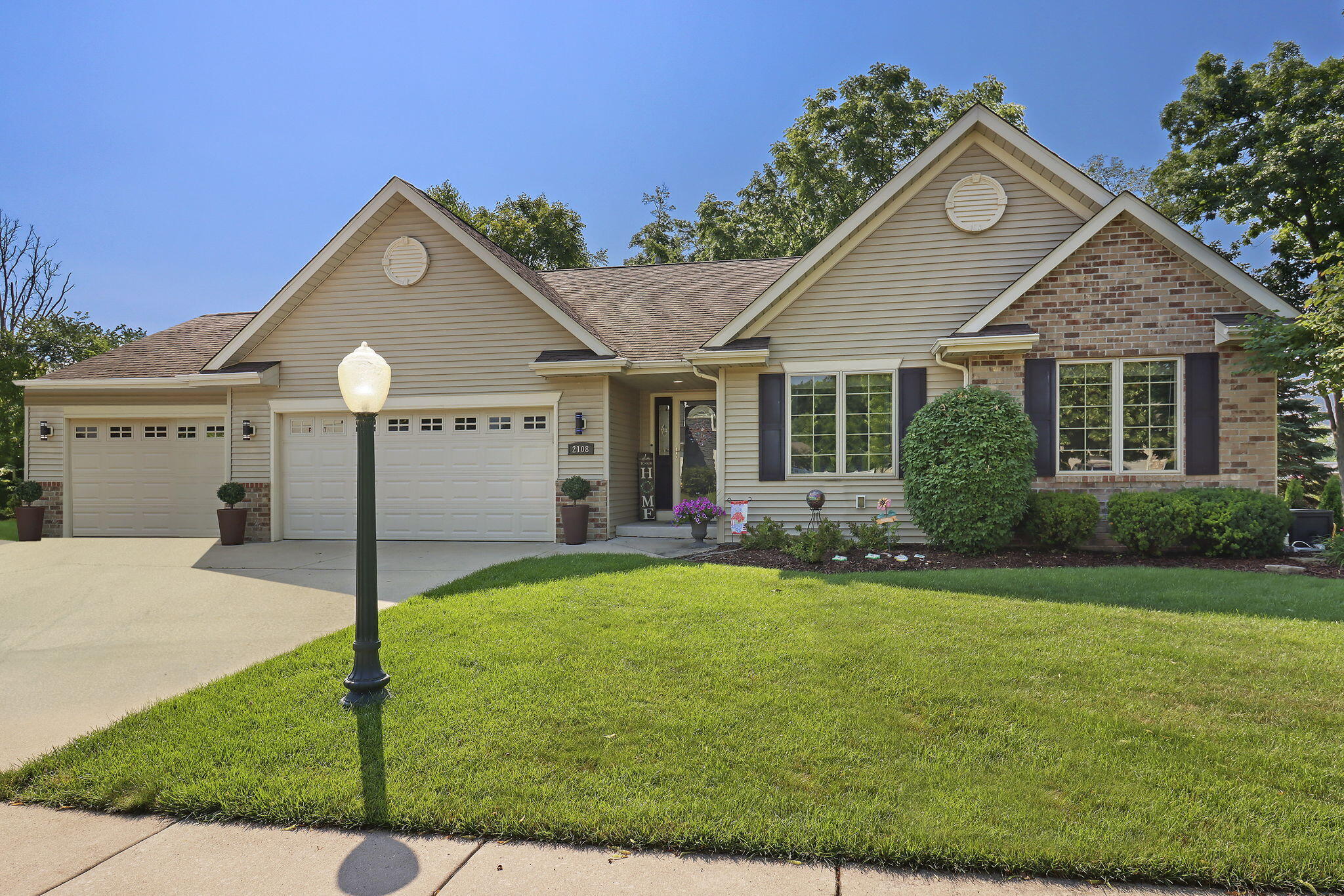 2108 Ravenswood Rd