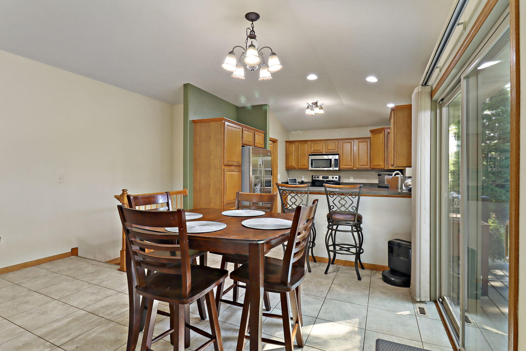 2108 Ravenswood Rd