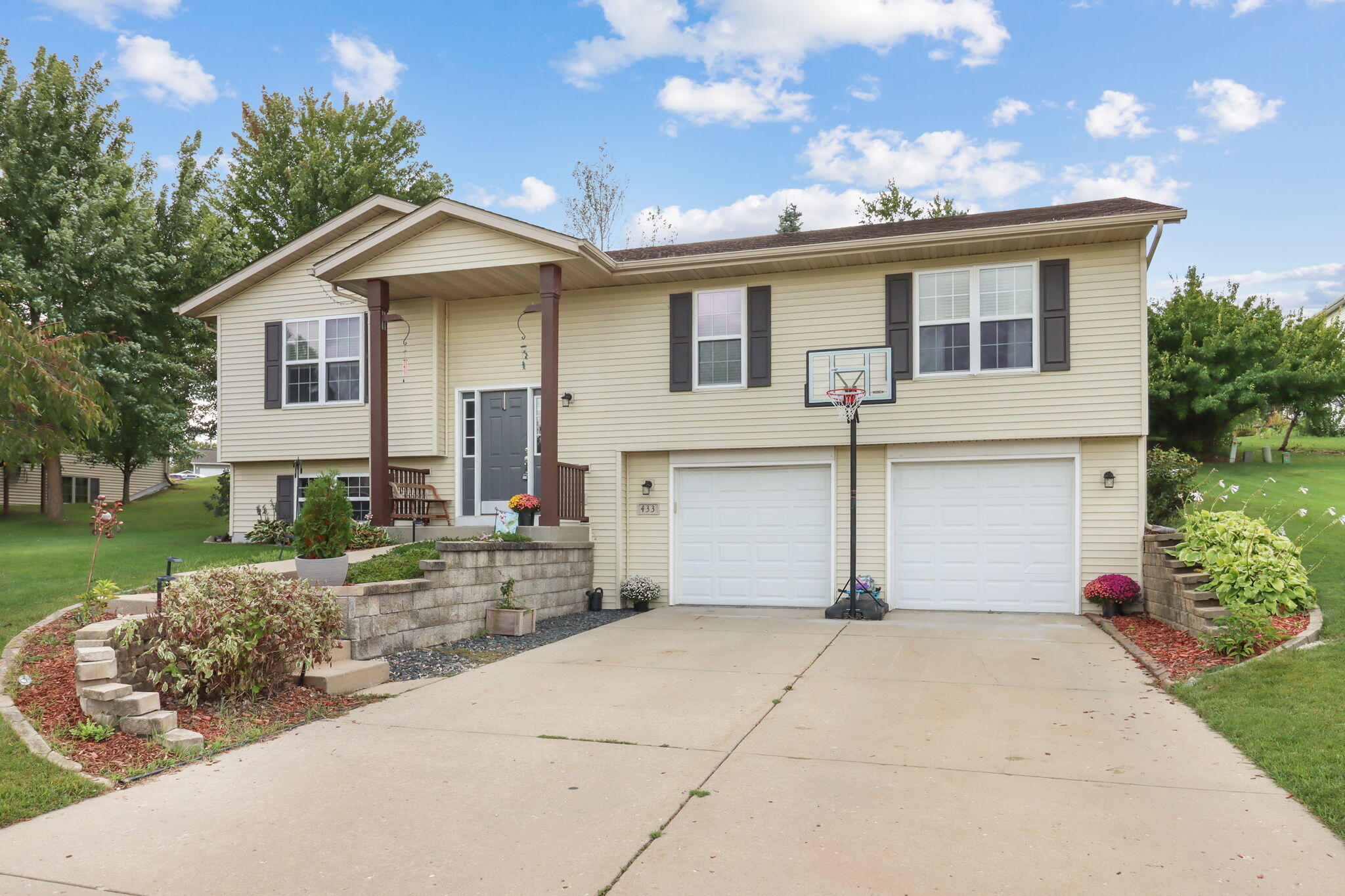 433 S Creek Dr, Elkhorn