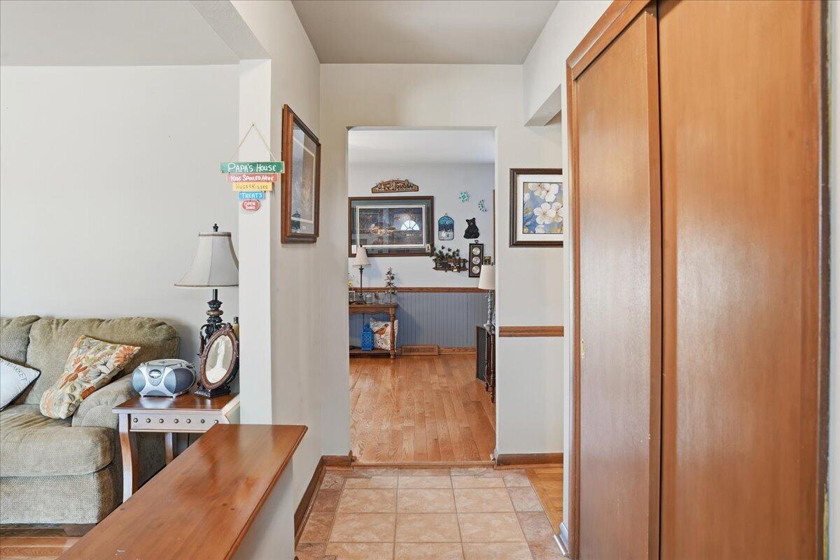 649 Edgewood Dr, Burlington