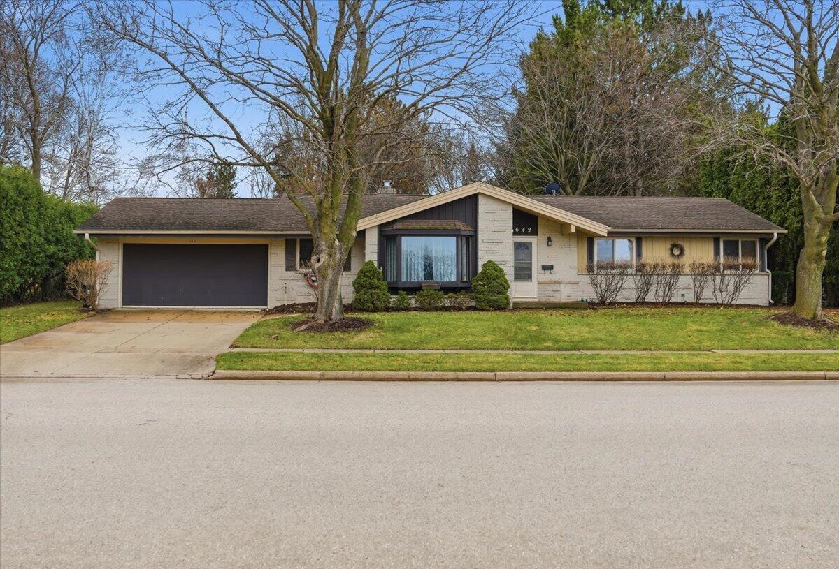 649 Edgewood Dr, Burlington