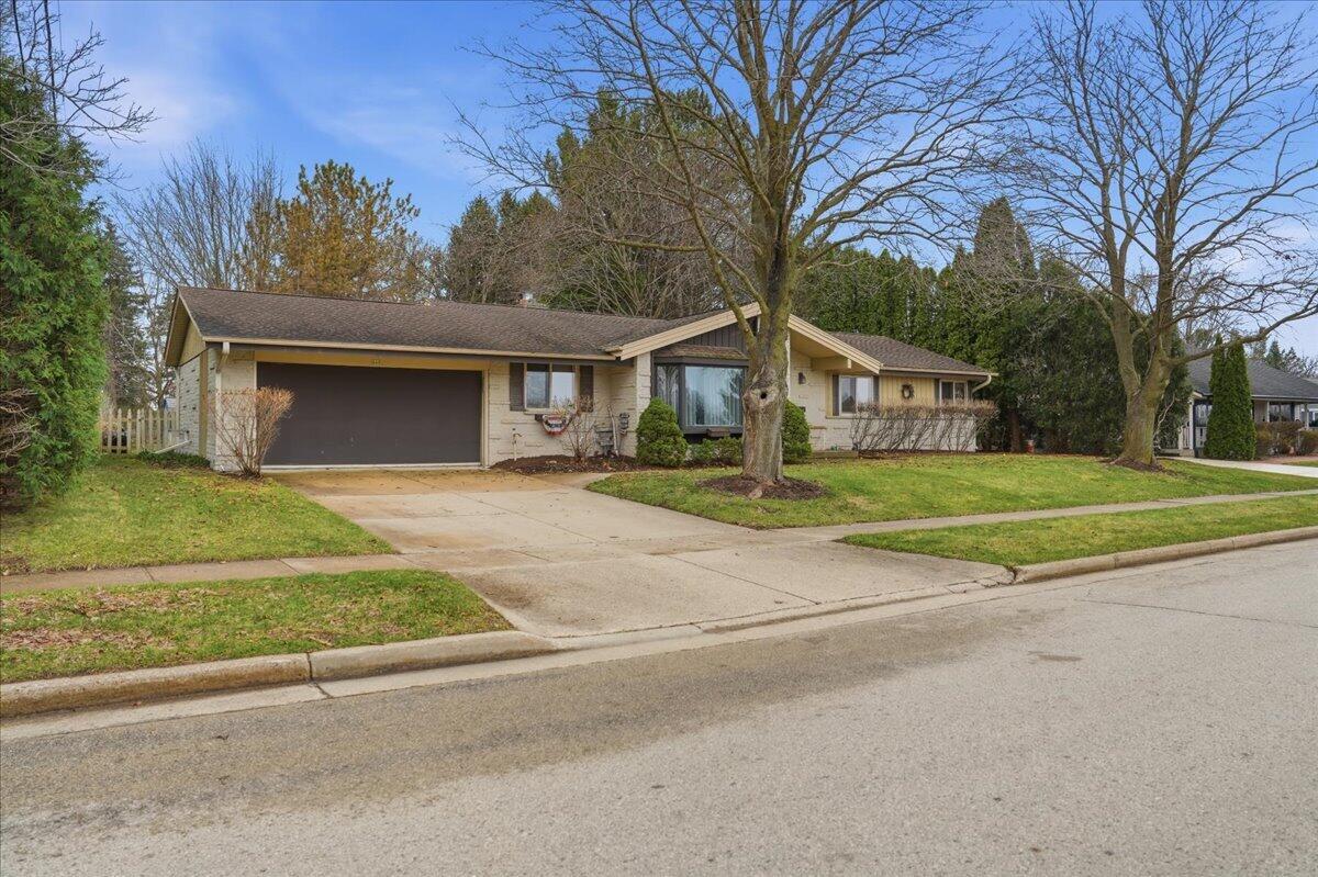 649 Edgewood Dr, Burlington