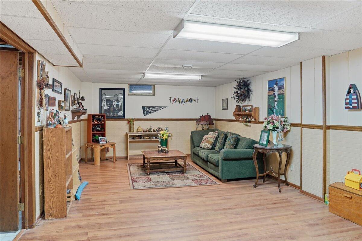 649 Edgewood Dr, Burlington