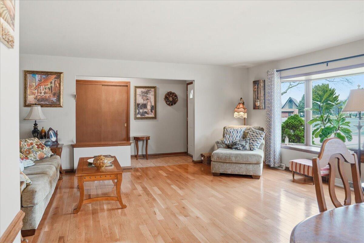 649 Edgewood Dr, Burlington