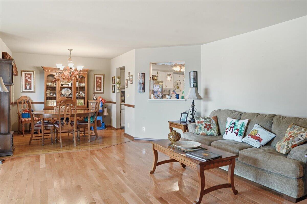 649 Edgewood Dr, Burlington