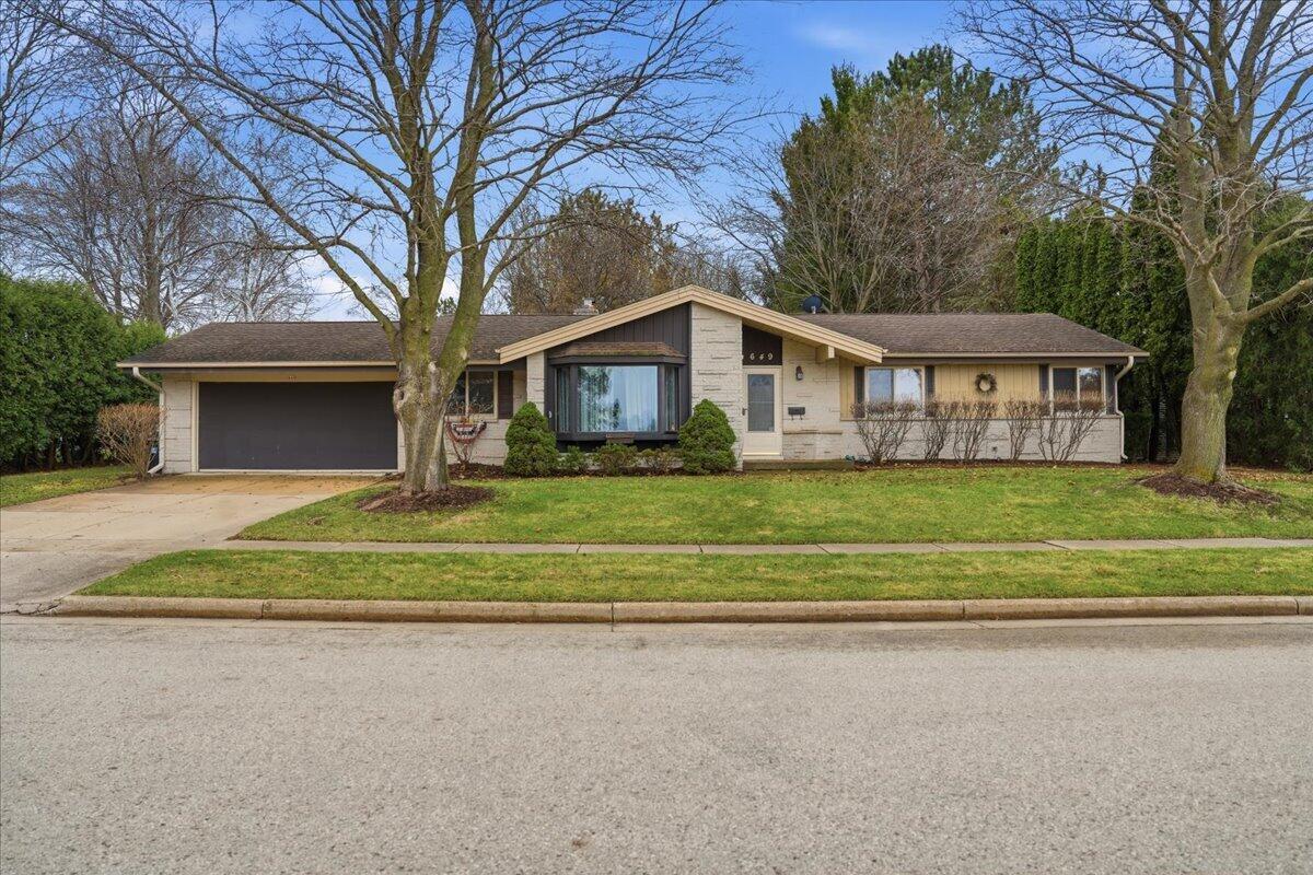 649 Edgewood Dr, Burlington