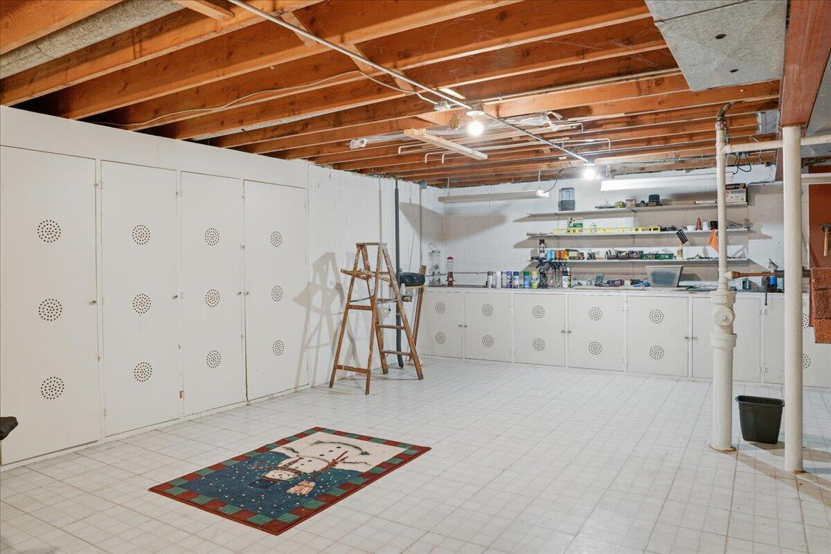 649 Edgewood Dr, Burlington