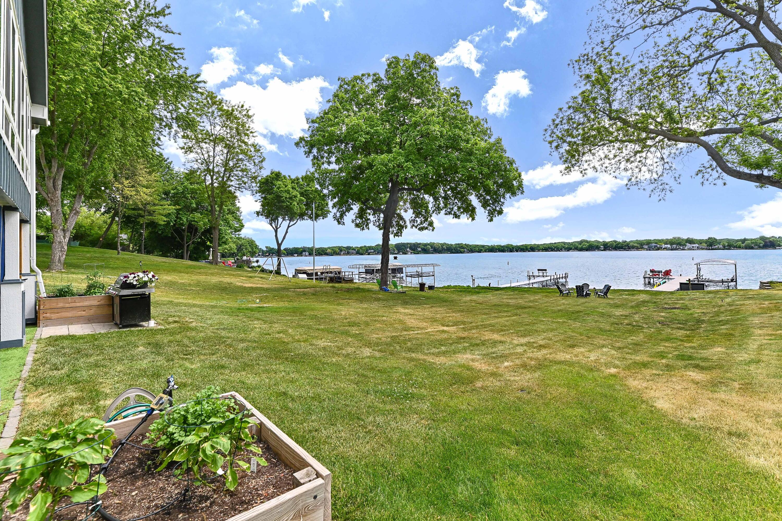3215 S Browns Lake Dr, Burlington