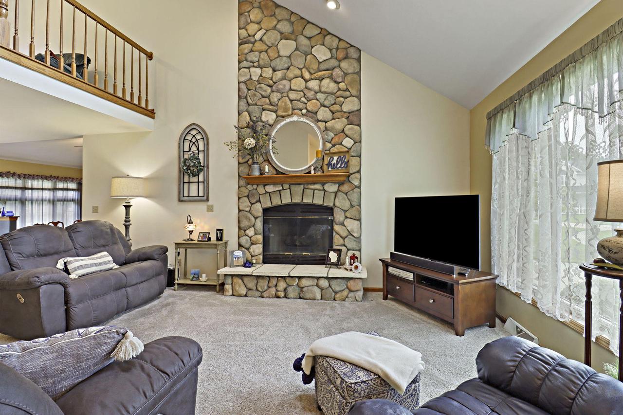 1463 Creek Side DRIVE