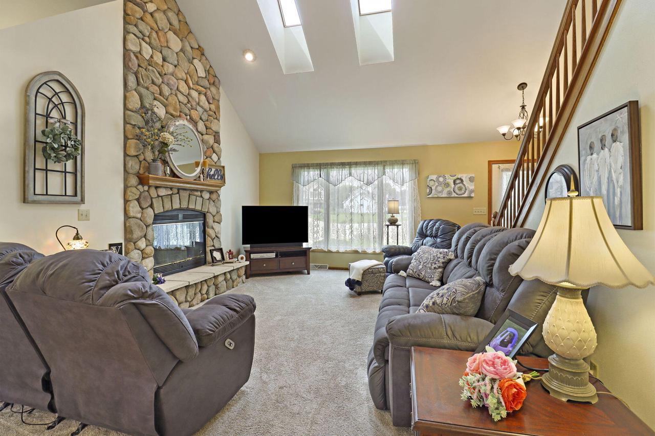 1463 Creek Side DRIVE