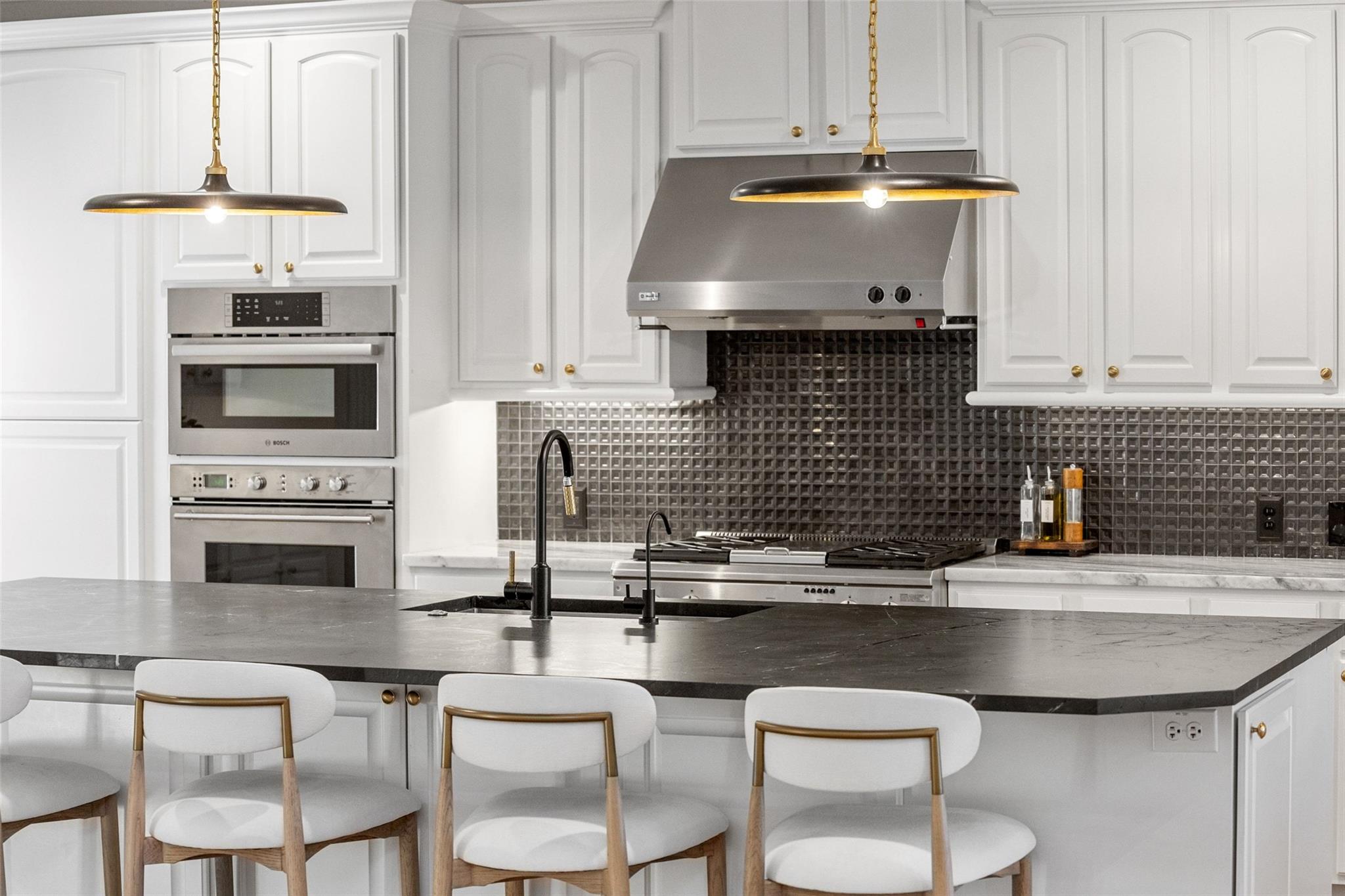 11700 EAGLES GLEN DR