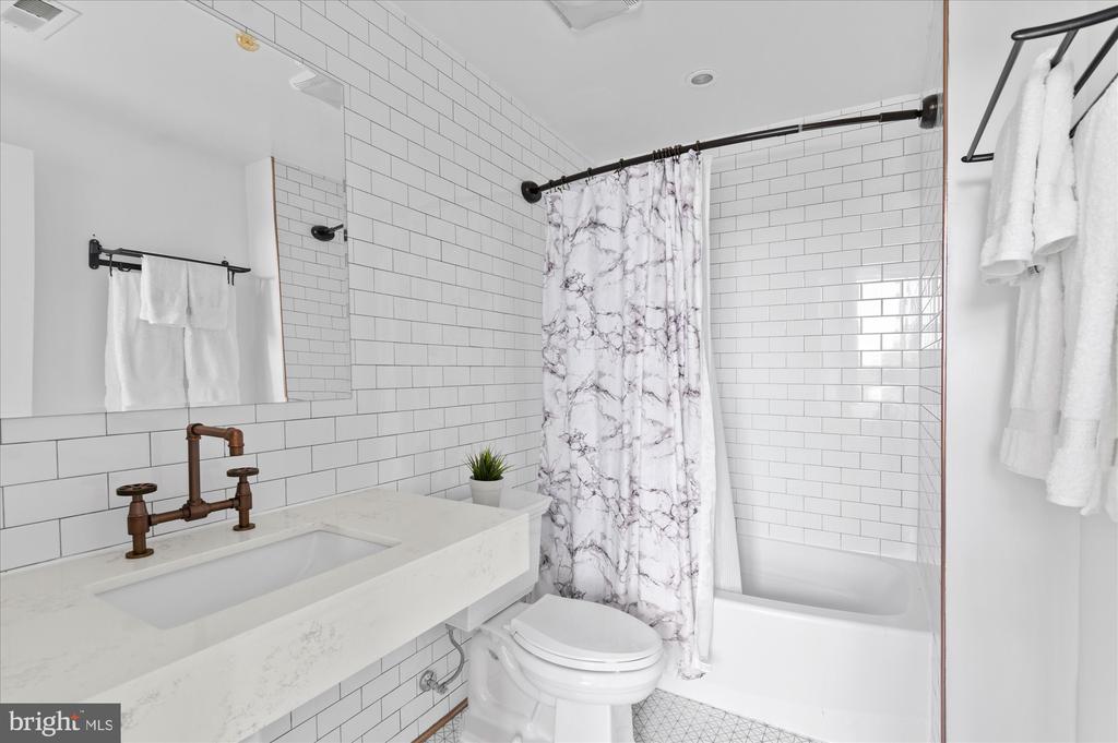 1402 H St NE #405