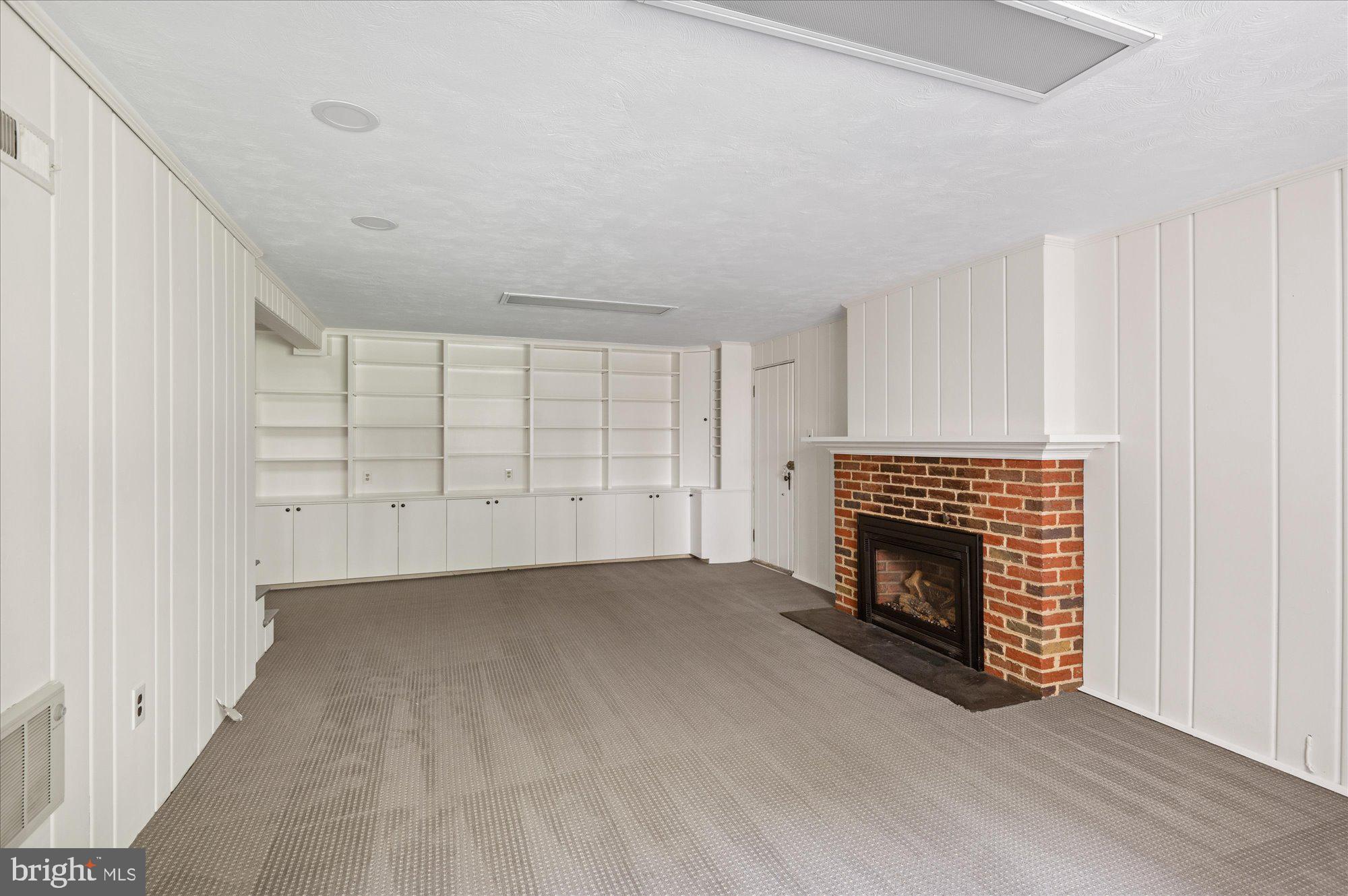 1215 HIGHLAND DRIVE