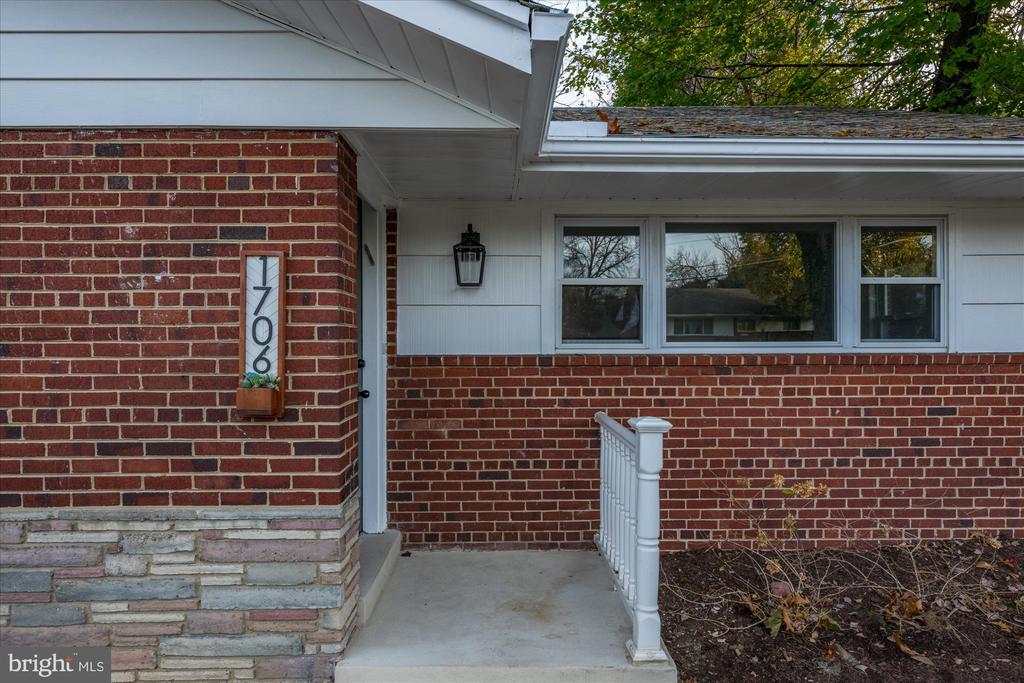 1706 Lansdowne Way