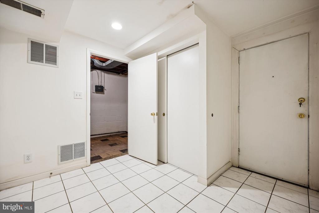 1305 Woodside Pkwy