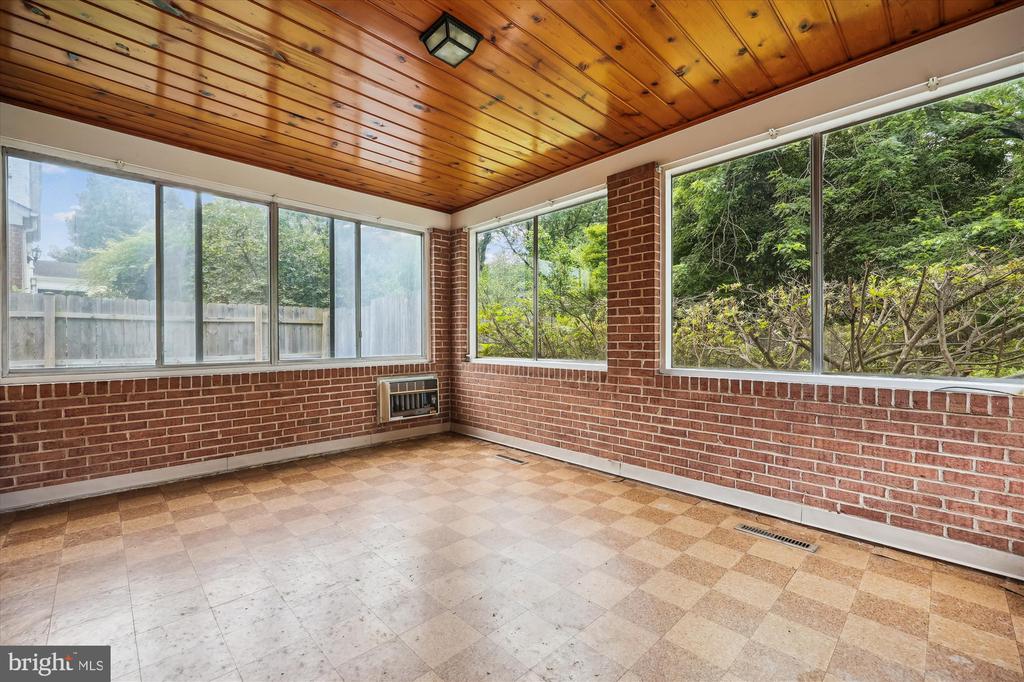 1305 Woodside Pkwy