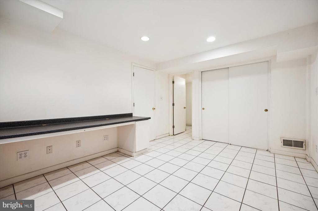 1305 Woodside Pkwy