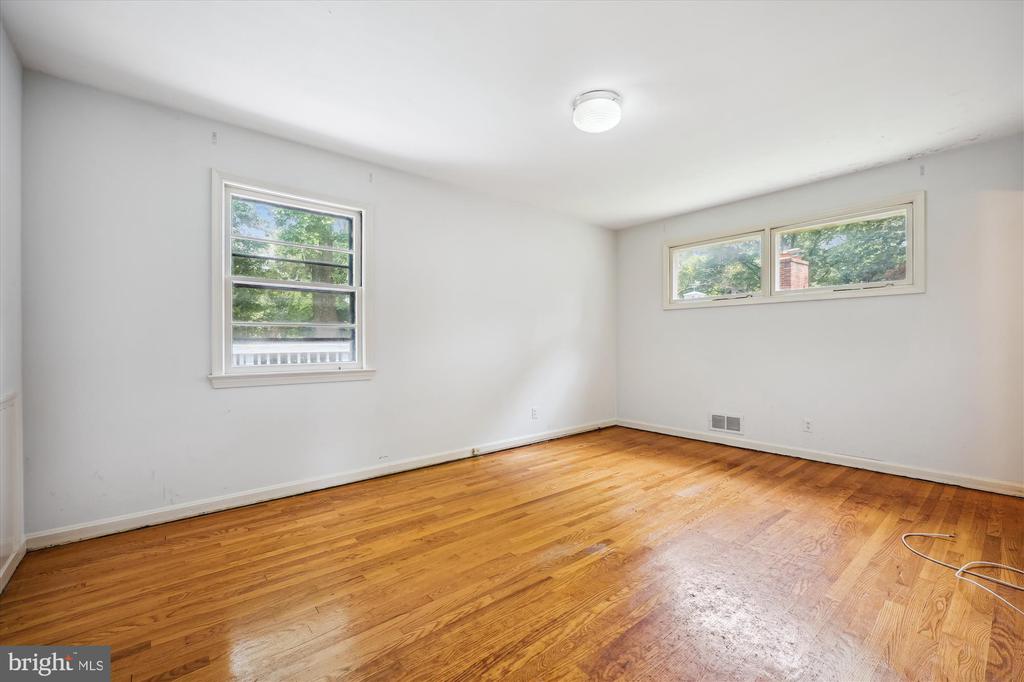 1305 Woodside Pkwy