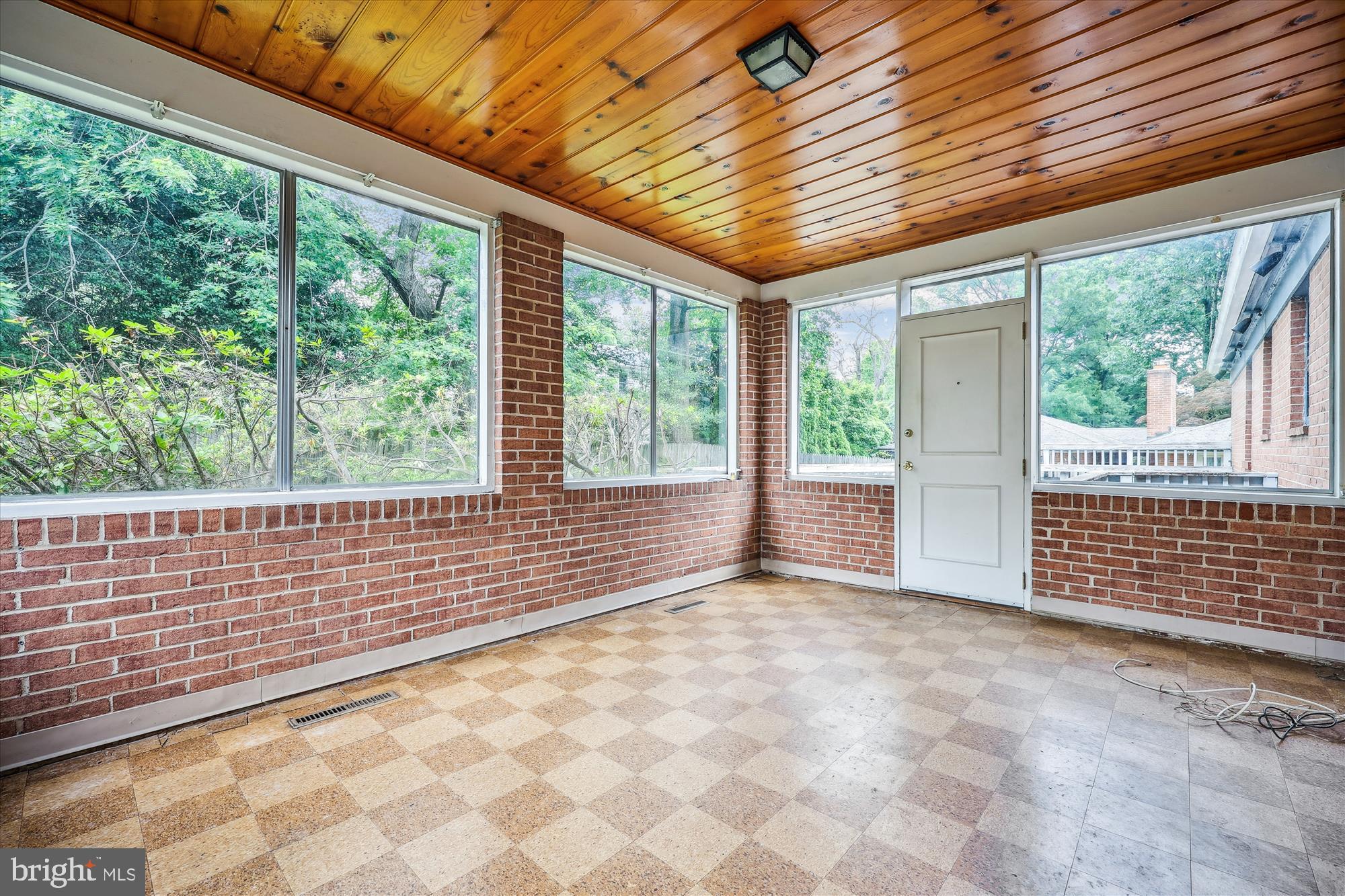 1305 Woodside Pkwy