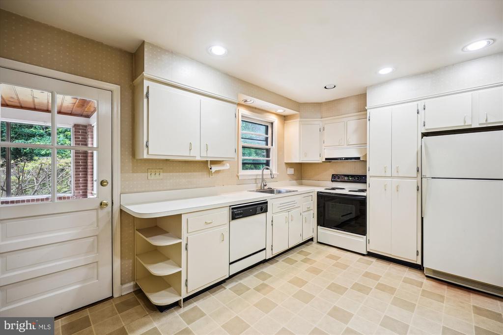 1305 Woodside Pkwy