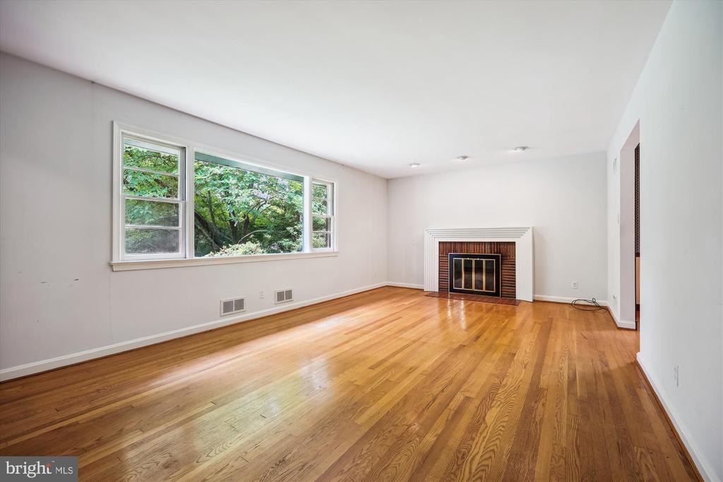 1305 Woodside Pkwy