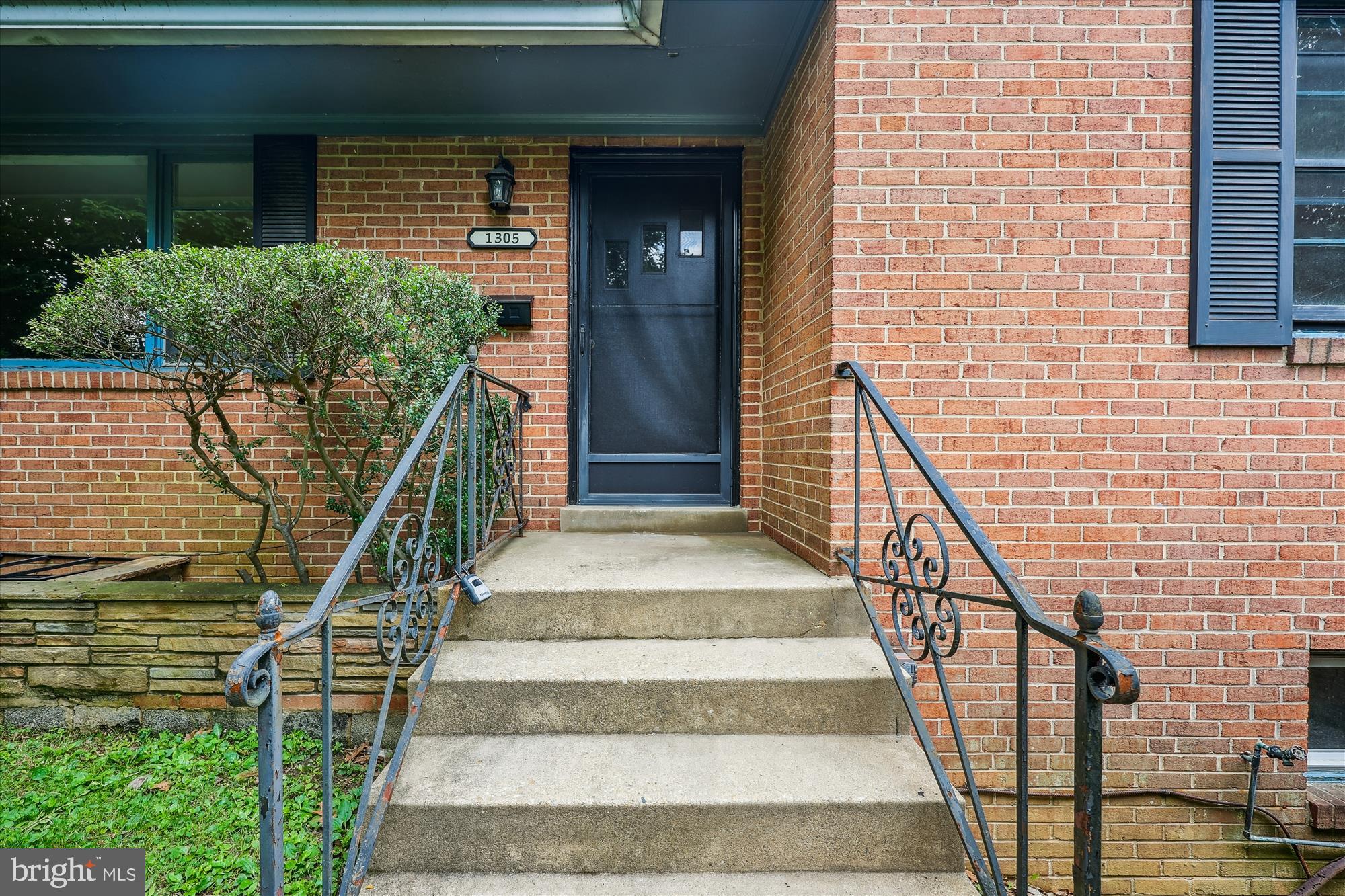 1305 Woodside Pkwy