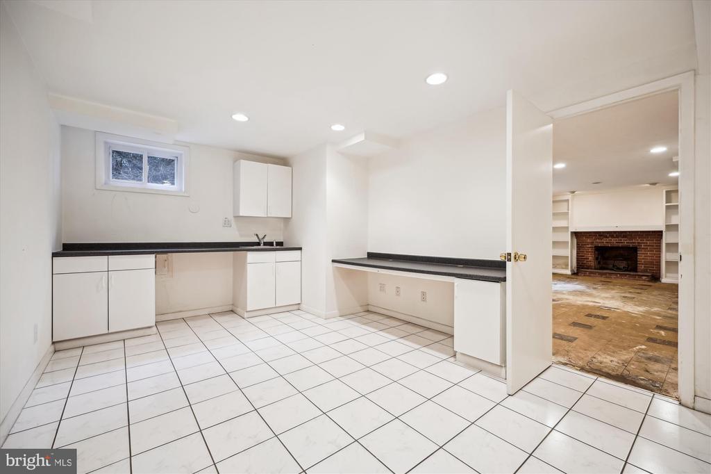1305 Woodside Pkwy