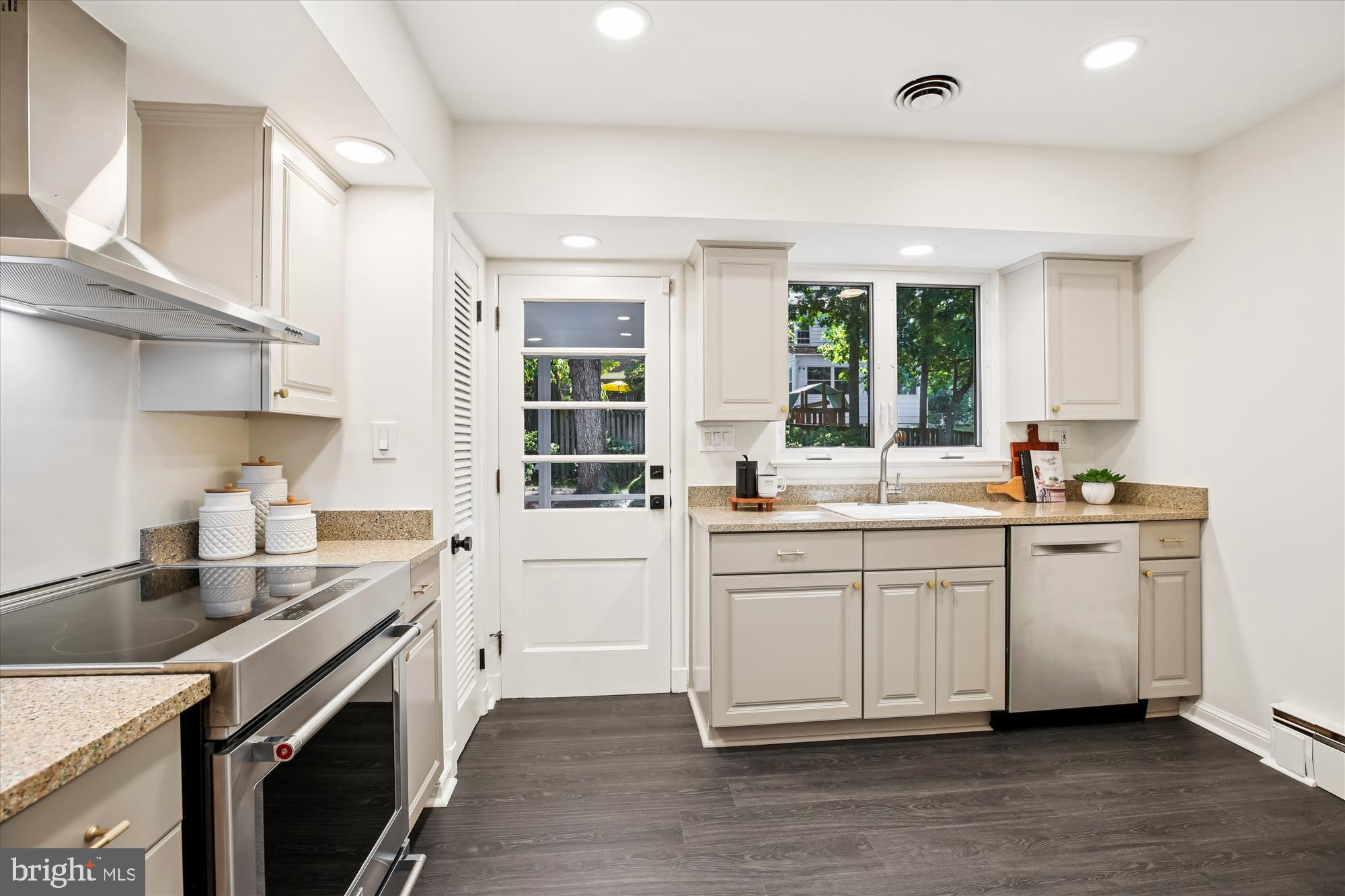 1412 CRESTRIDGE DRIVE