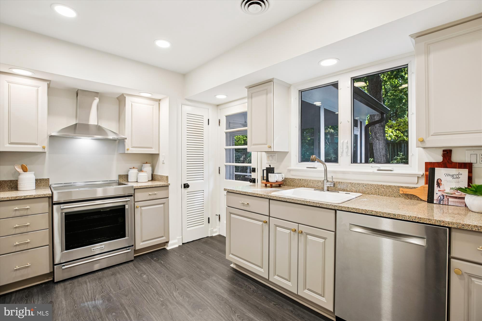 1412 CRESTRIDGE DRIVE