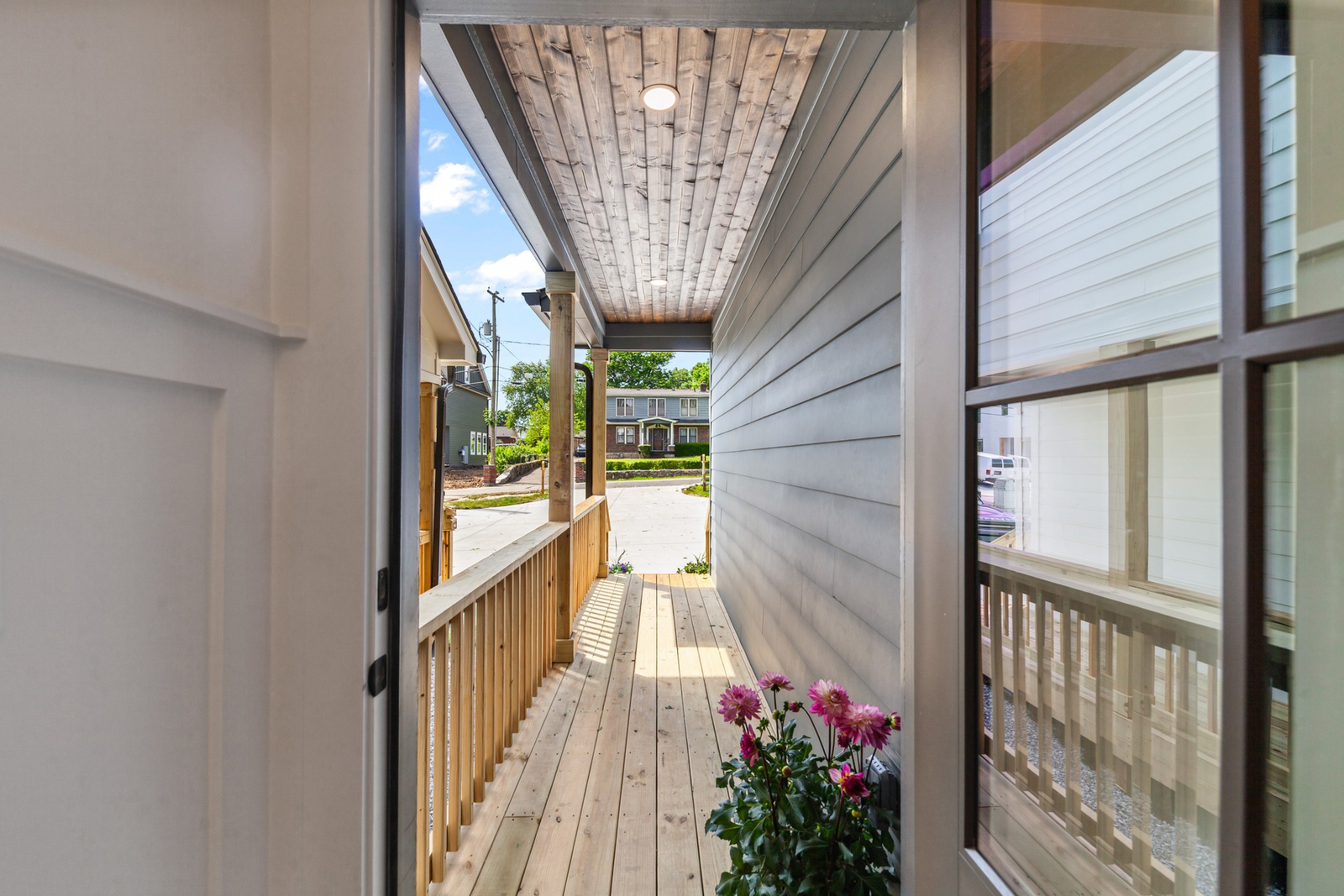 2706B Bronte Ave