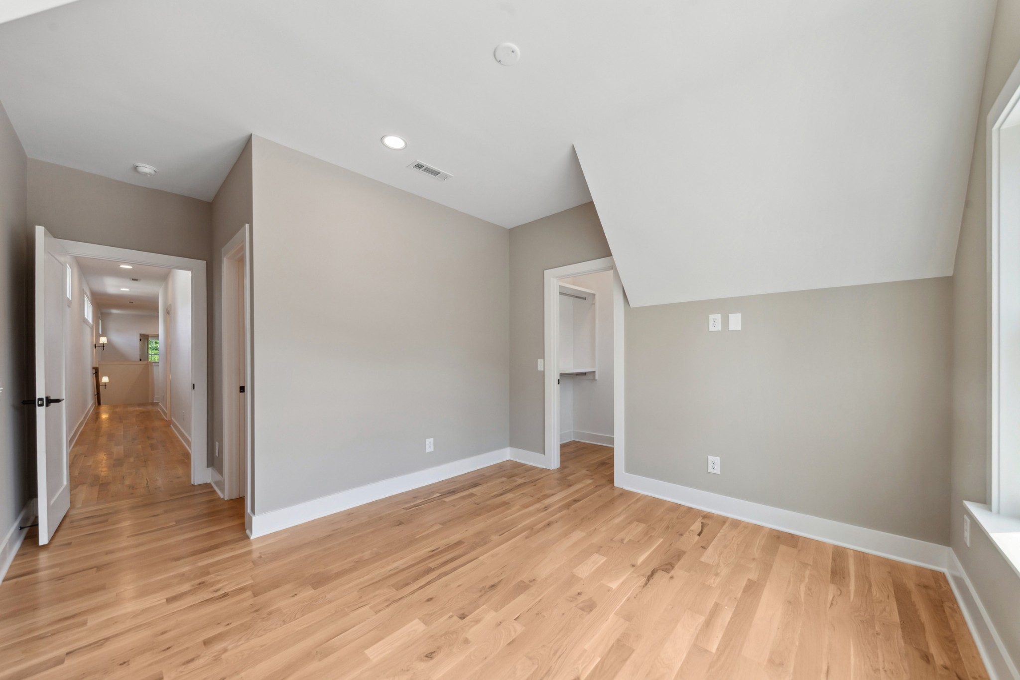 2706B Bronte Ave
